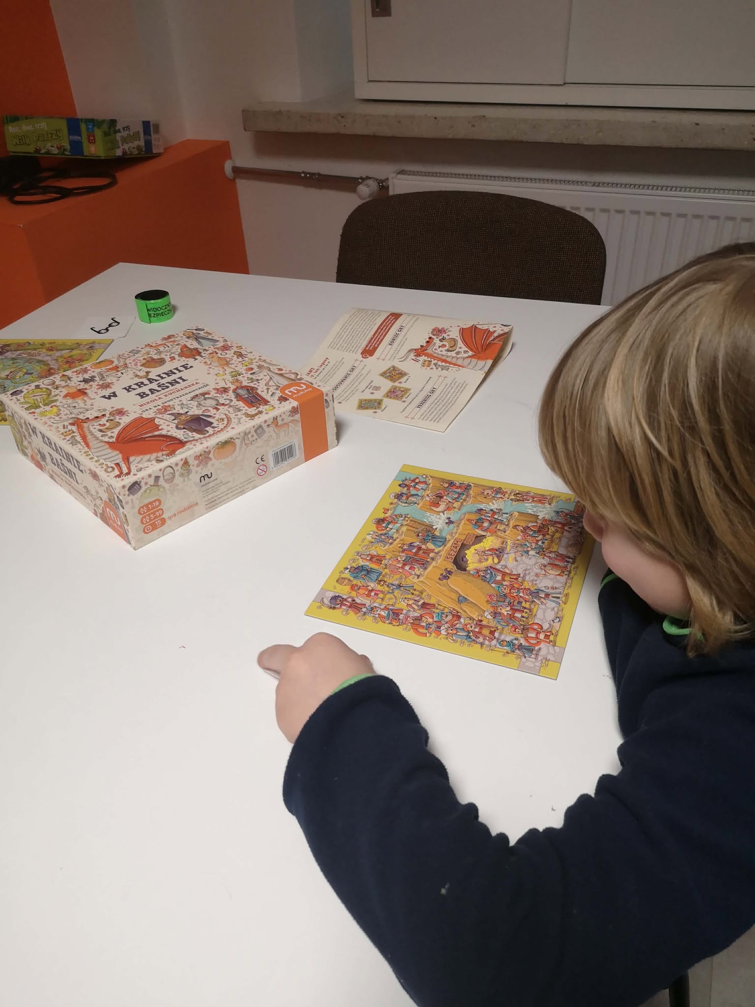 na zdjęciu widać chłopca, który gra w planszówki