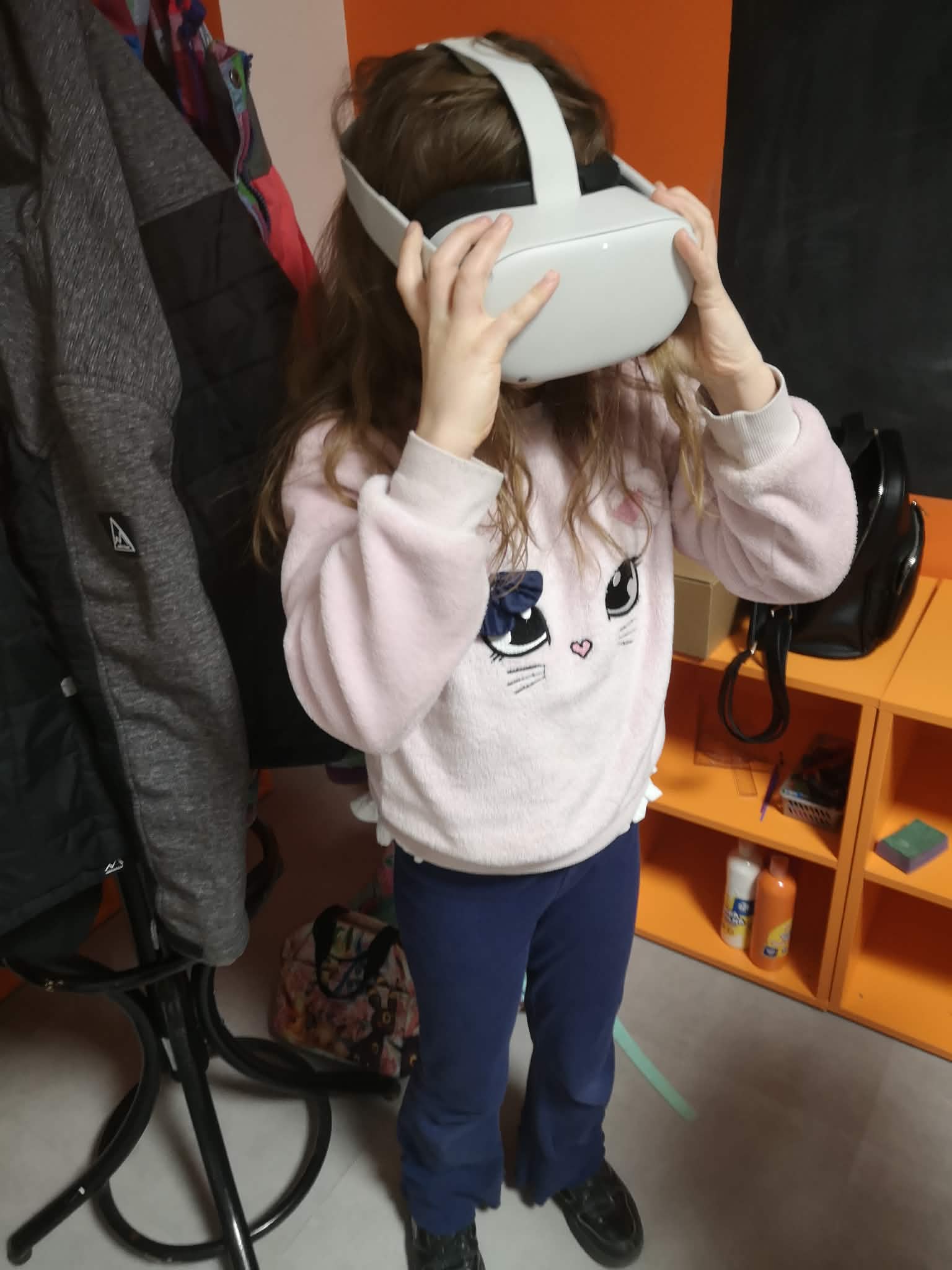 na zdjęciu widać dziewczynkę z okularami VR