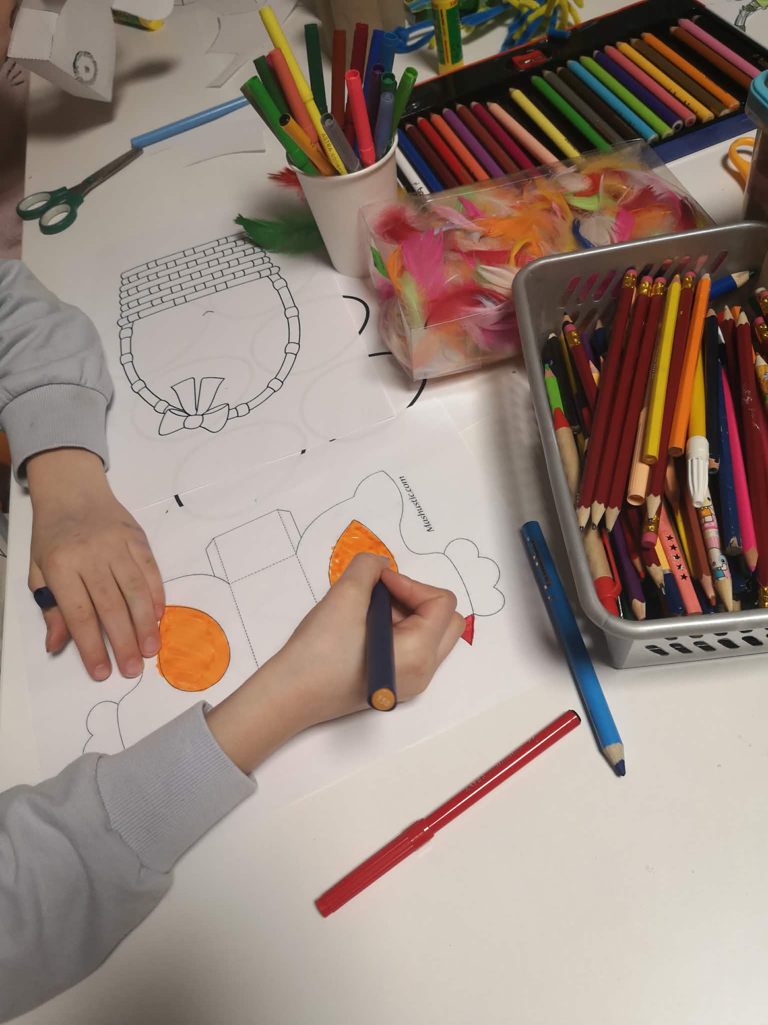 na zdjęciu widać dłonie dziecka rysującego obrazek