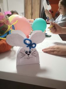 na zdjęciu widać zajączka wykonanego z papieru