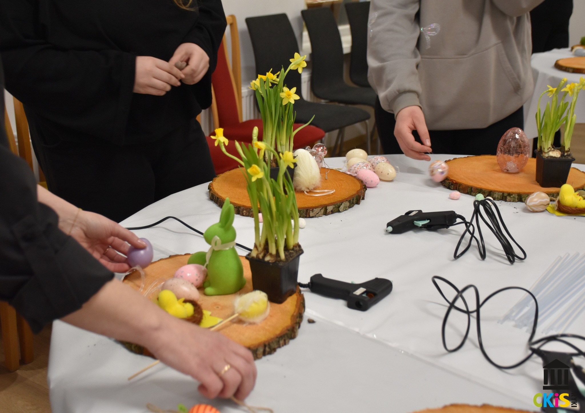 na zdjęciu widać osoby wykonujące stroiki