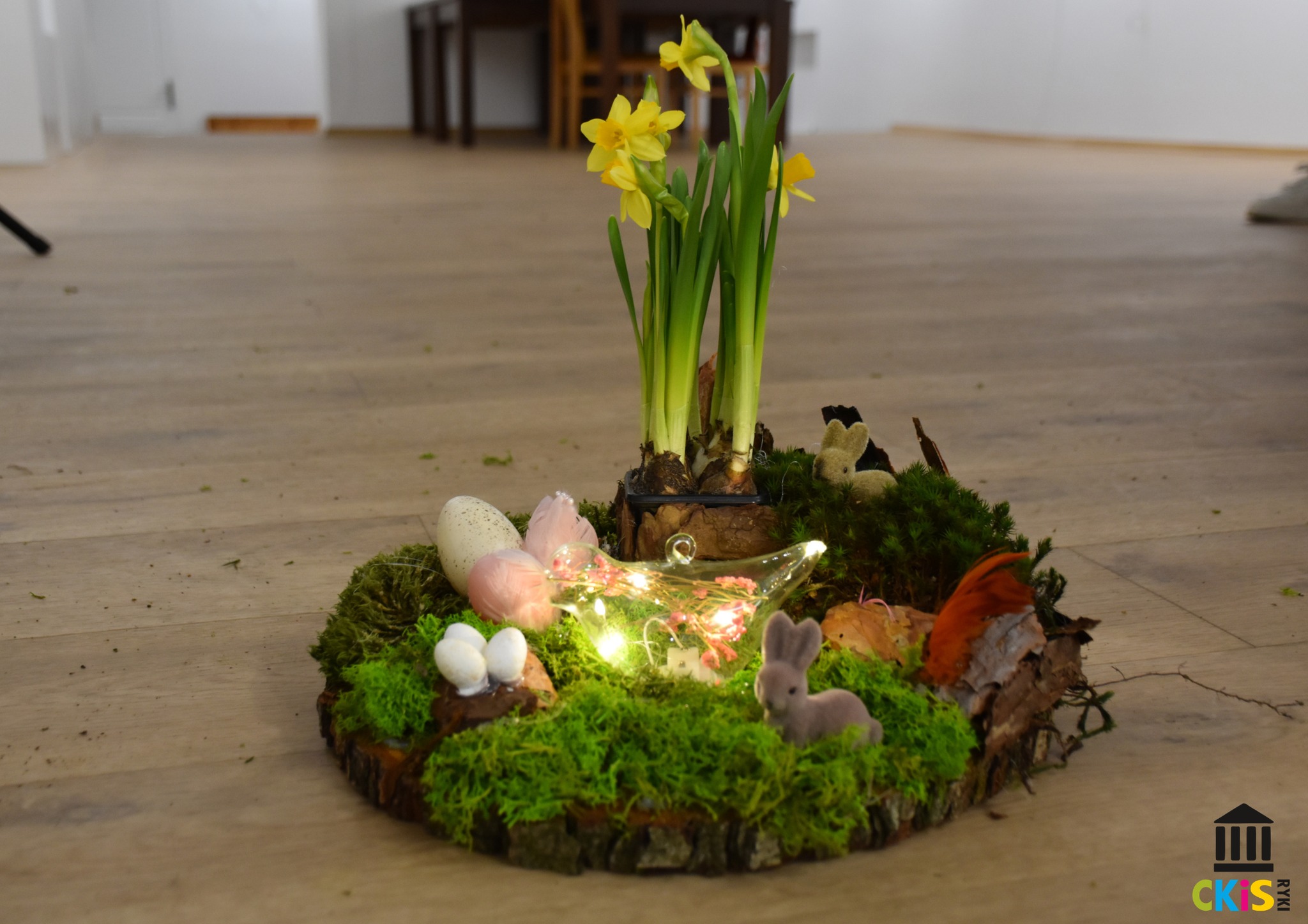 Stroik wielkanocny wykonany z mchu, kory z ozdobami wielkanocnymi