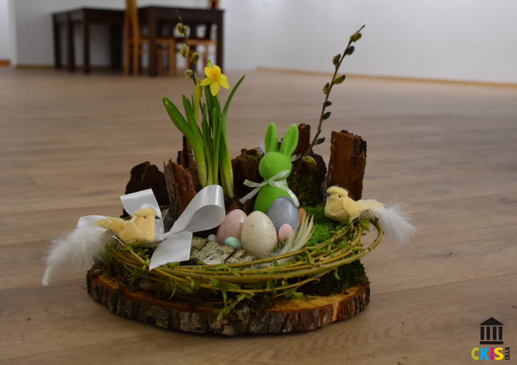 Stroik wielkanocny wykonany z mchu, kory z ozdobami wielkanocnymi