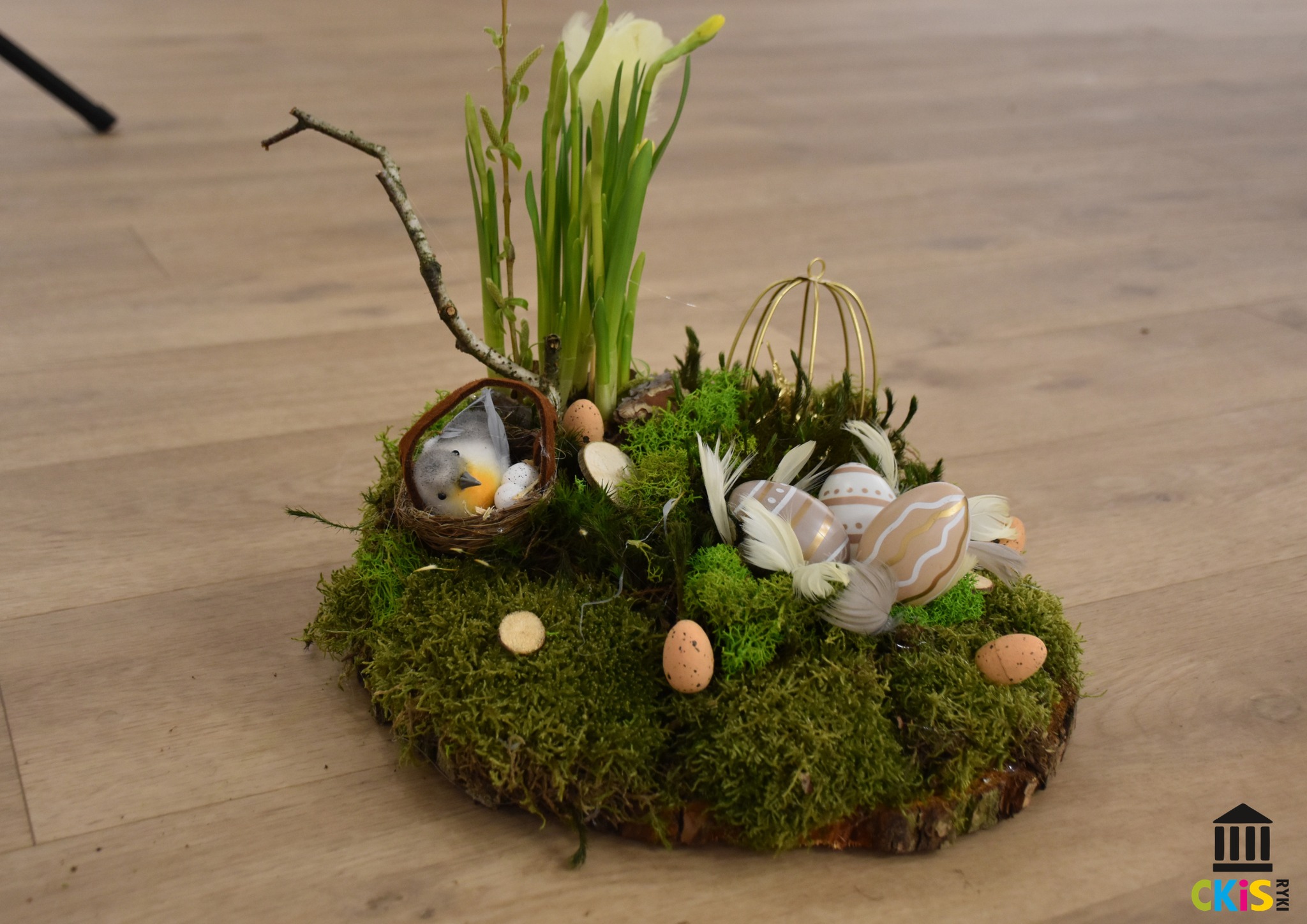 Stroik wielkanocny wykonany z mchu, kory z ozdobami wielkanocnymi