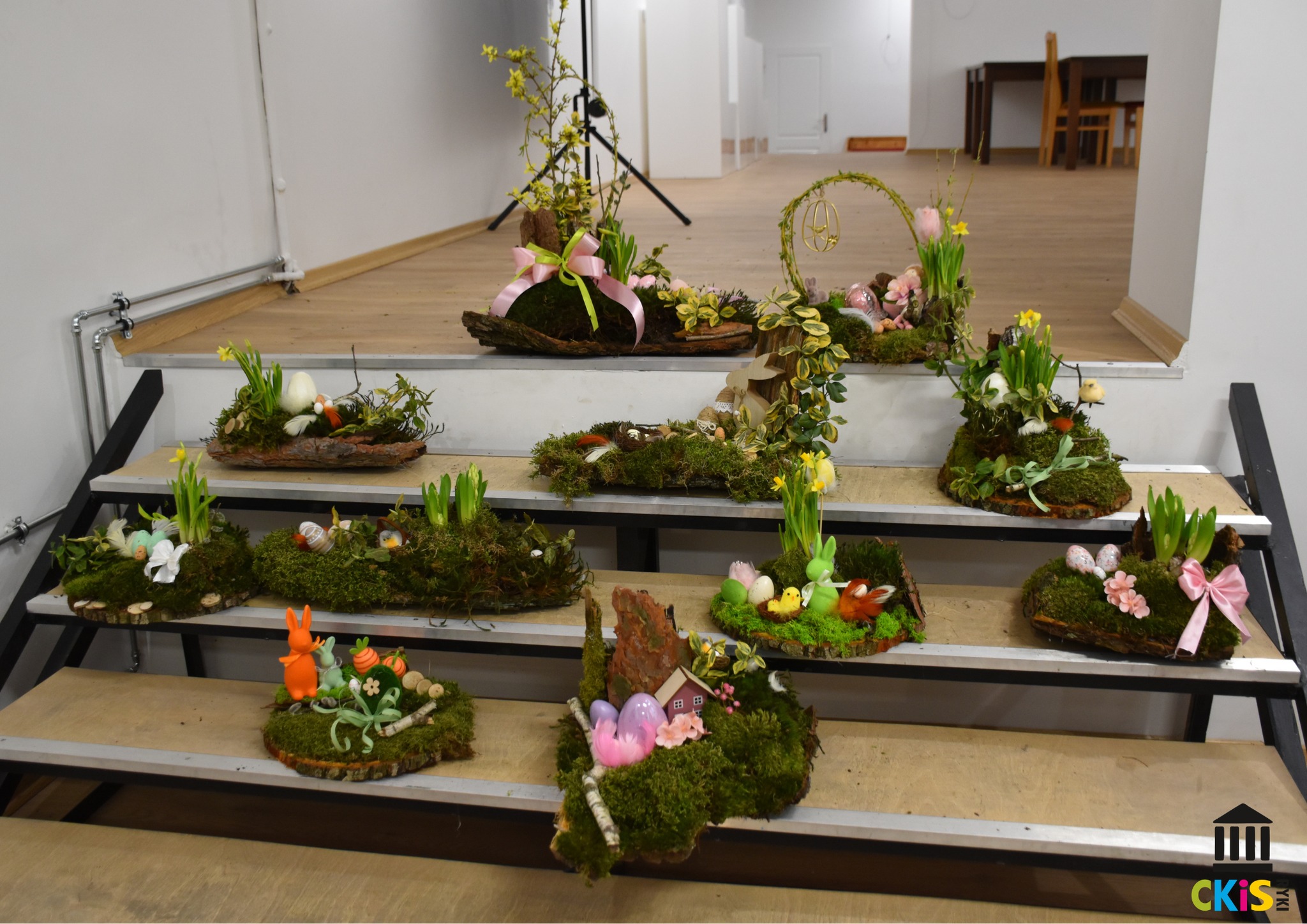 Wszystkie stroiki wielkanocne wykonane z mchu, kory z ozdobami wielkanocnymi