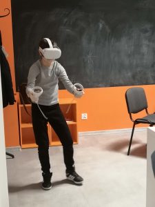 na zdjęciu widać chłopca z okularami VR.
