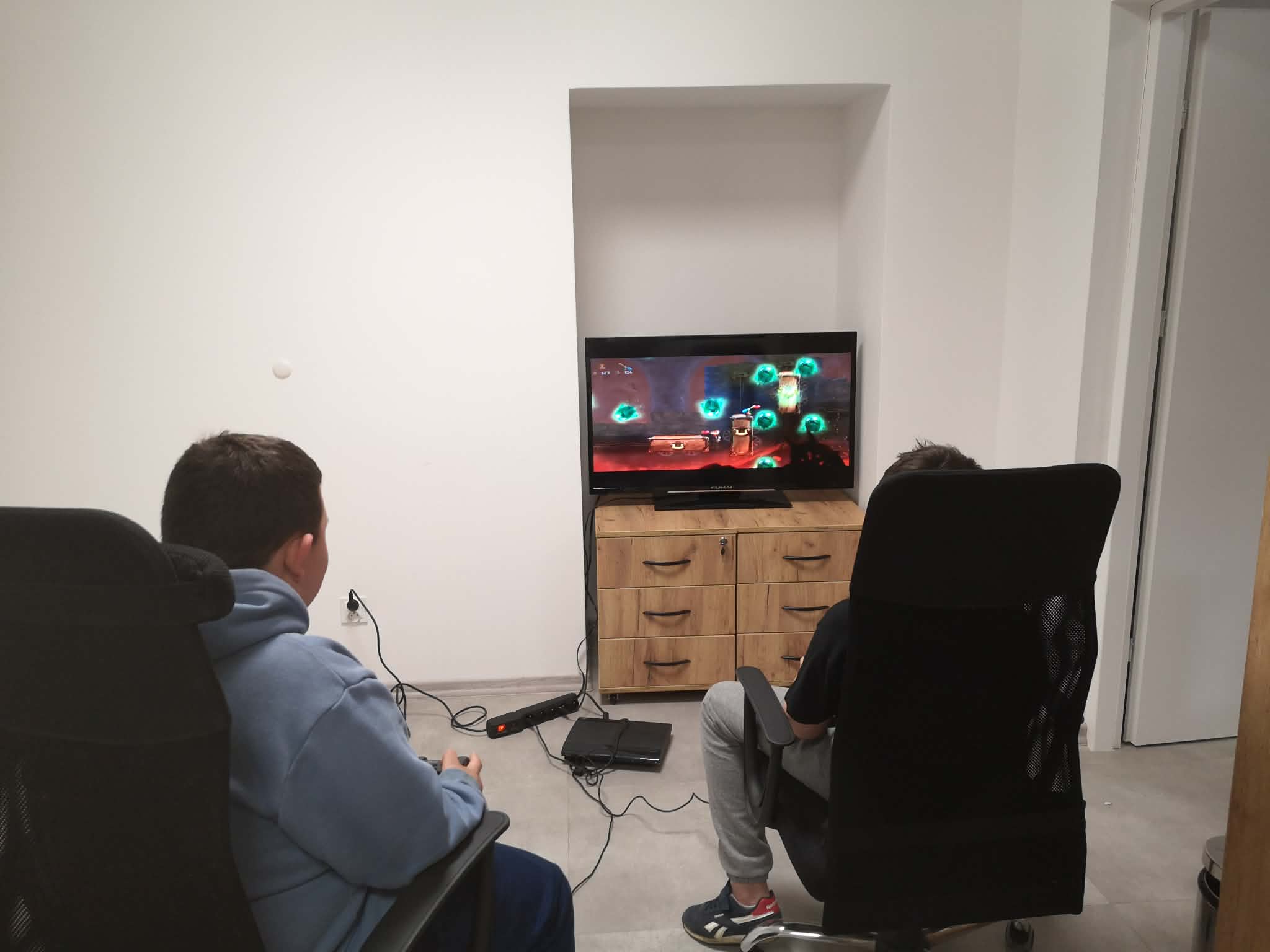 na zdjęciu widać chłopców grających na xboxie.