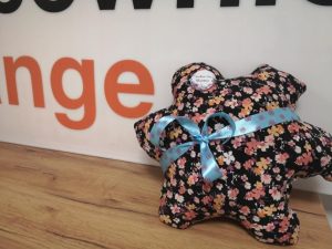 poduszka w kształcie kwiatka, z kokardą i przypinką