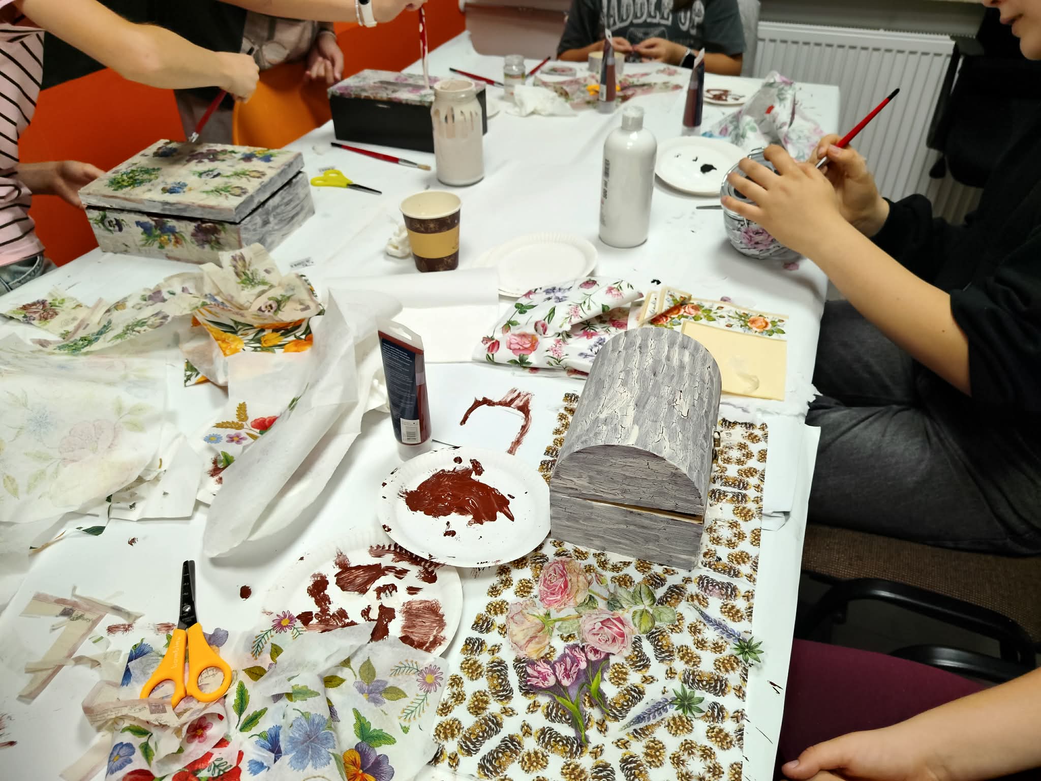 stół z materiałami do decoupage
