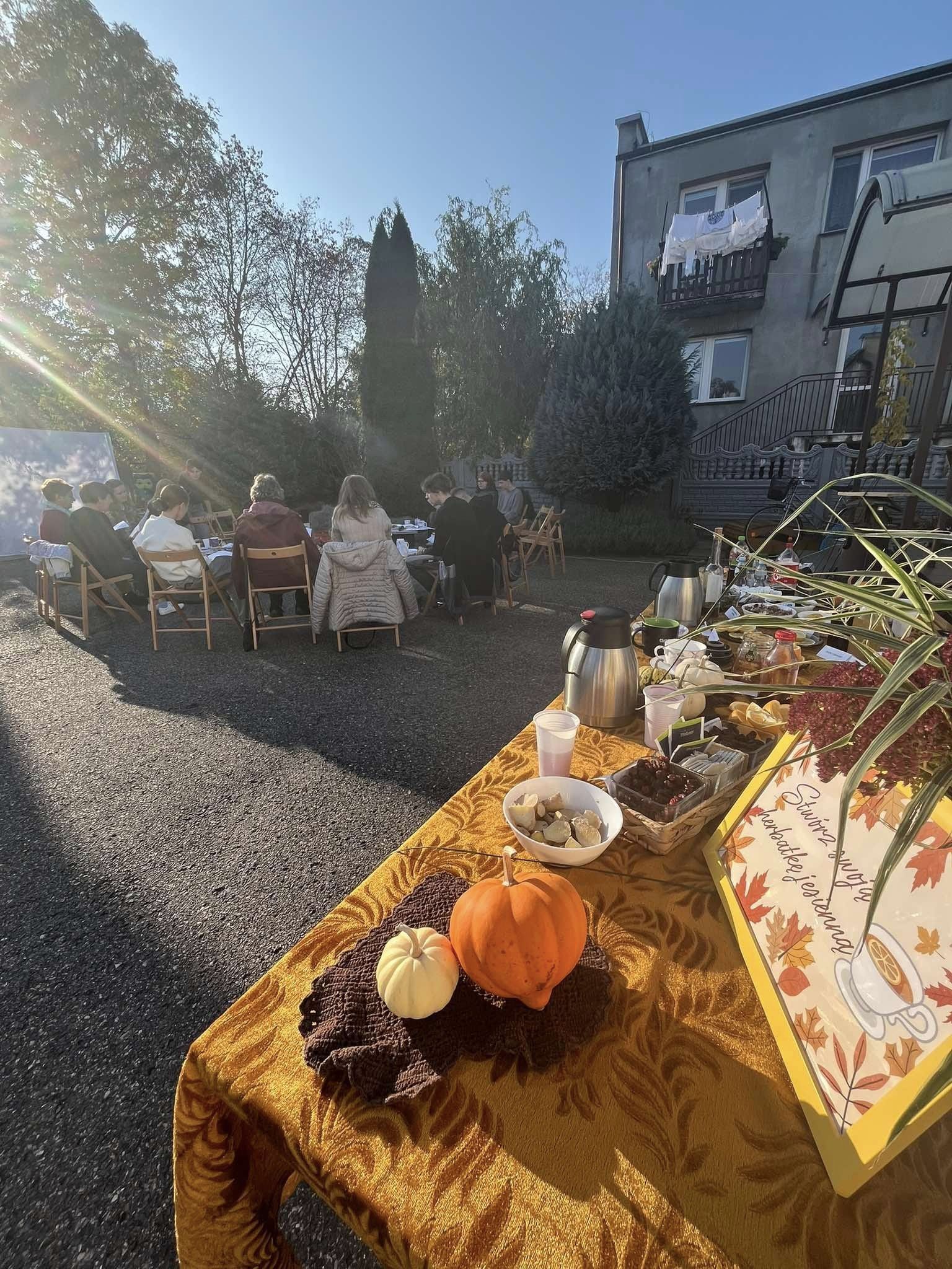 Wspólne biesiadowanie przy ognisku w kole