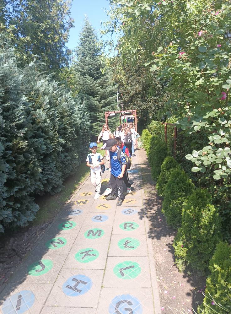 wycieczka zmierza do wejścia Pracowni