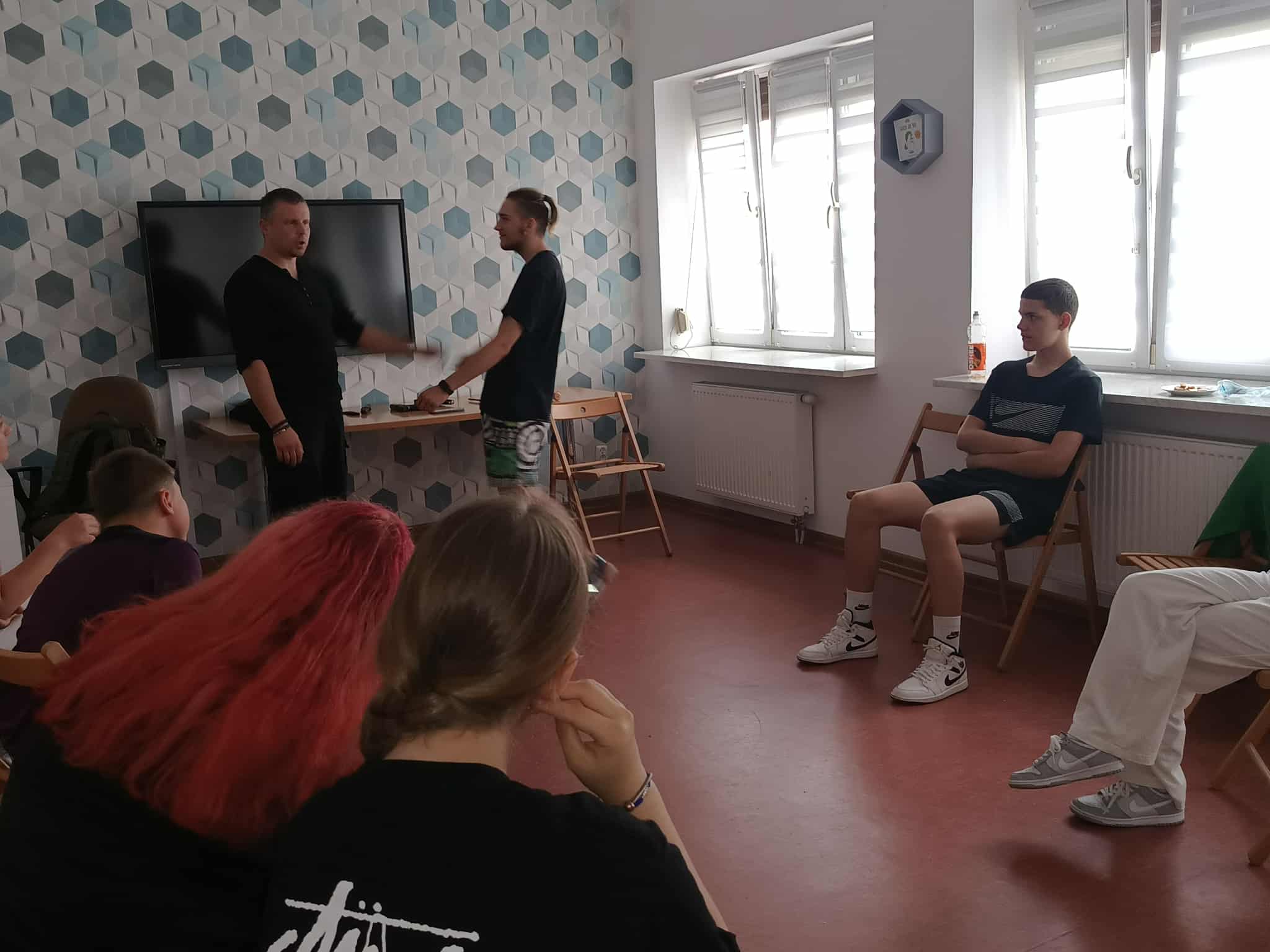uczestnicy obserwują ruchy pomagające w samoobronie
