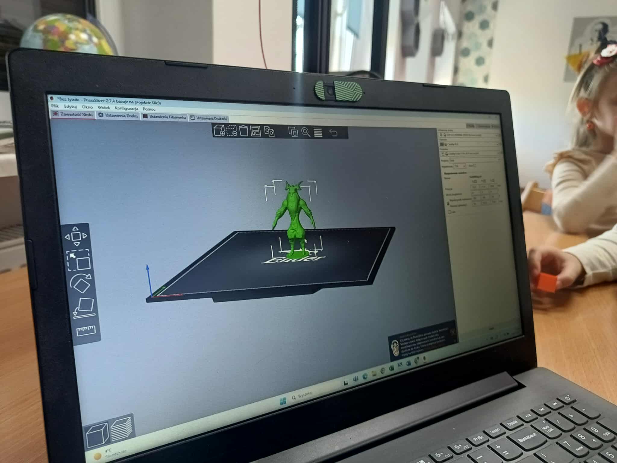 wyświetlony na komputerze program do modelowania druku 3d