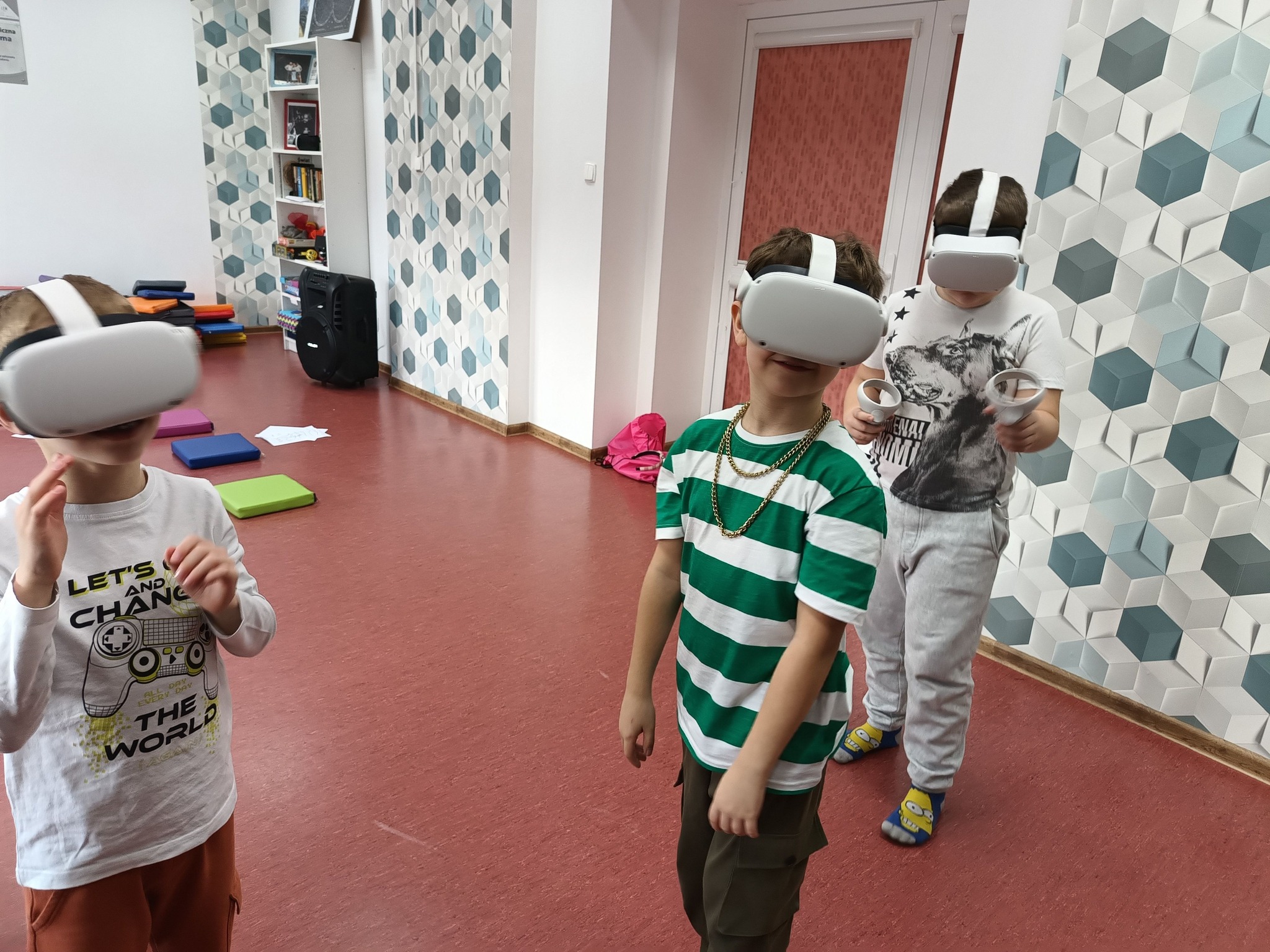 trójka dzieci gra na goglach vr