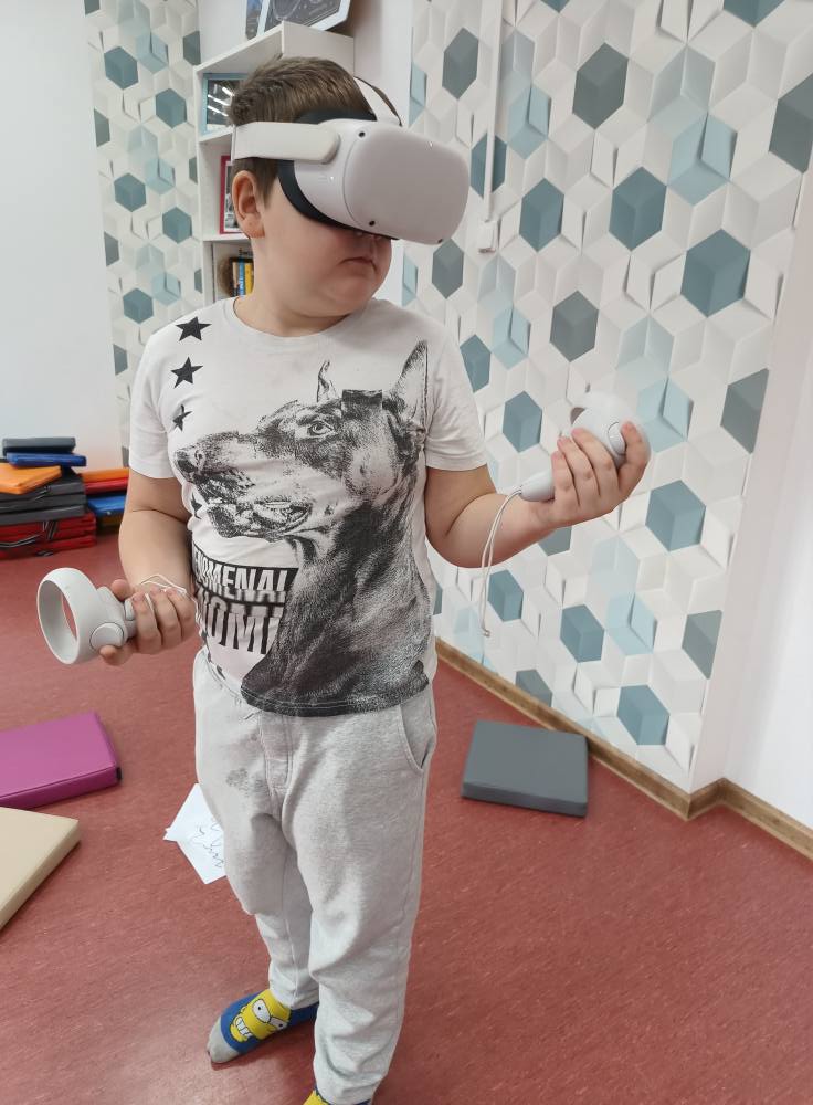 dziecko gra na goglach VR