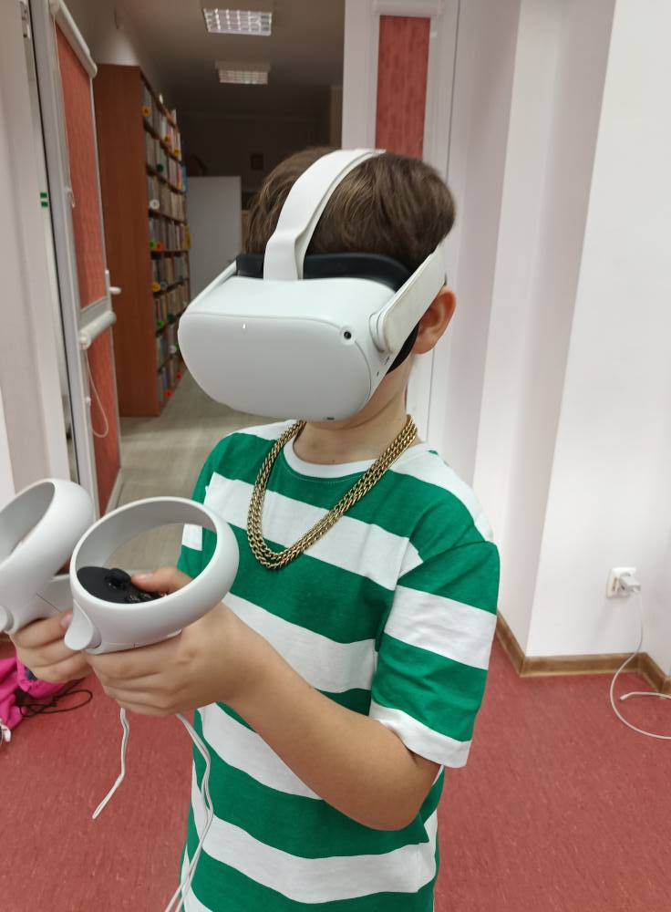 dziecko gra na goglach VR