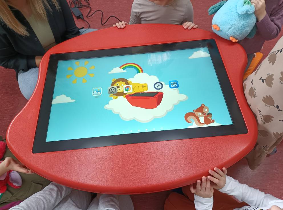 dzieci oglądają stolik edukacyjny