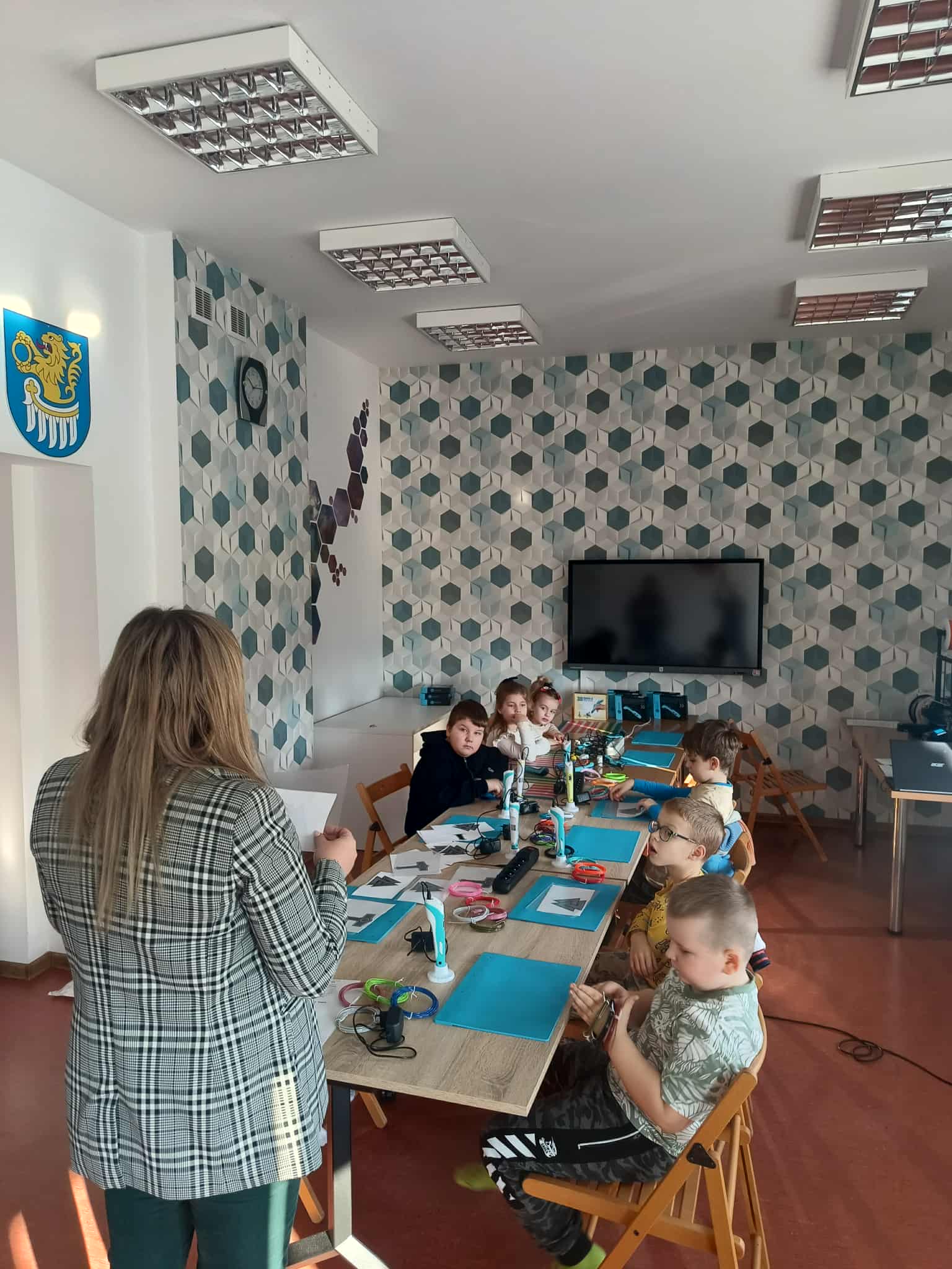 Prowadząca zaczyna zajęcia z druku 3d