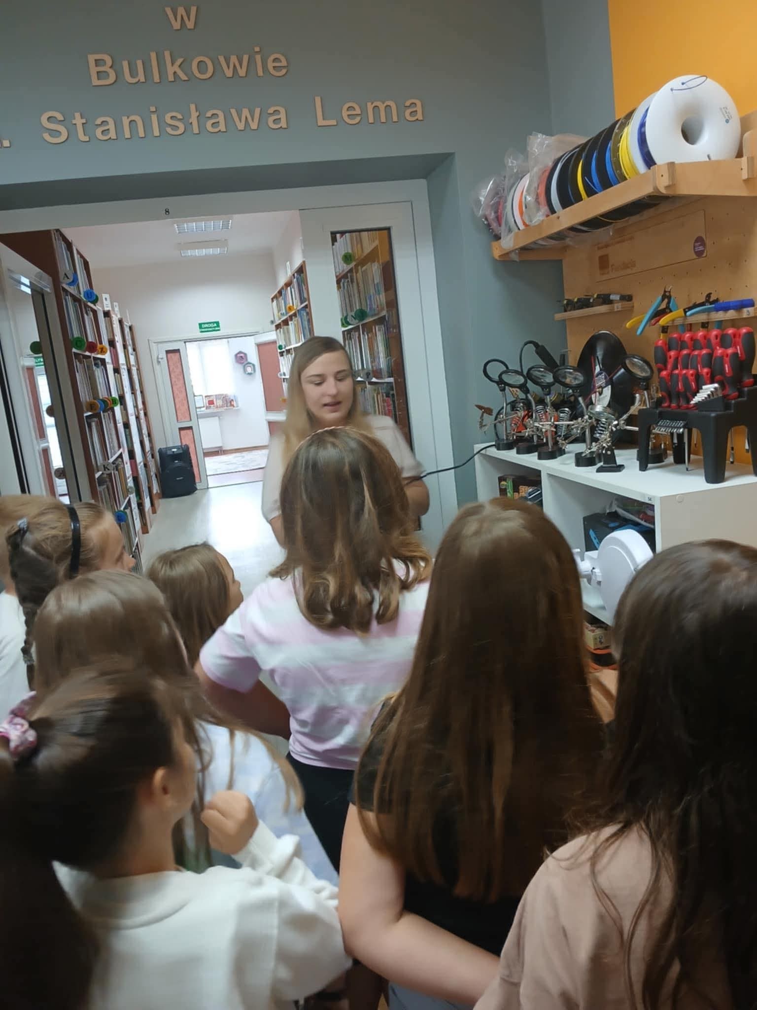 prowadząca pokazuje grupie dzieci co można znaleźć w Pracowni