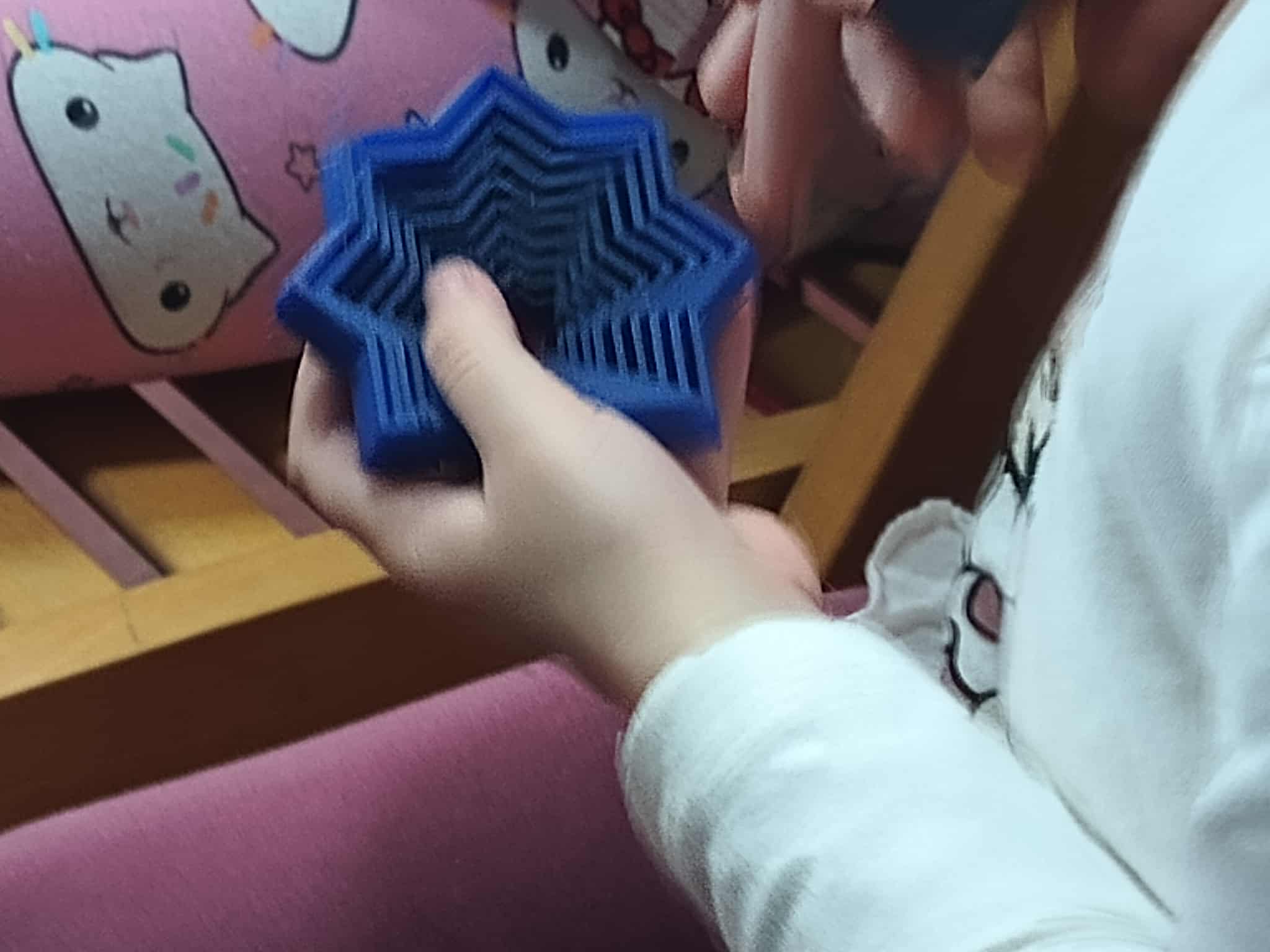 dziecko trzyma przestrzenny druk 3d