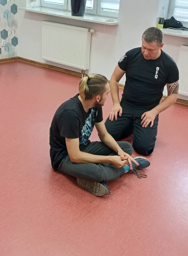 prowadzący kurs z kursantem pokazuje podstawowe chwyty