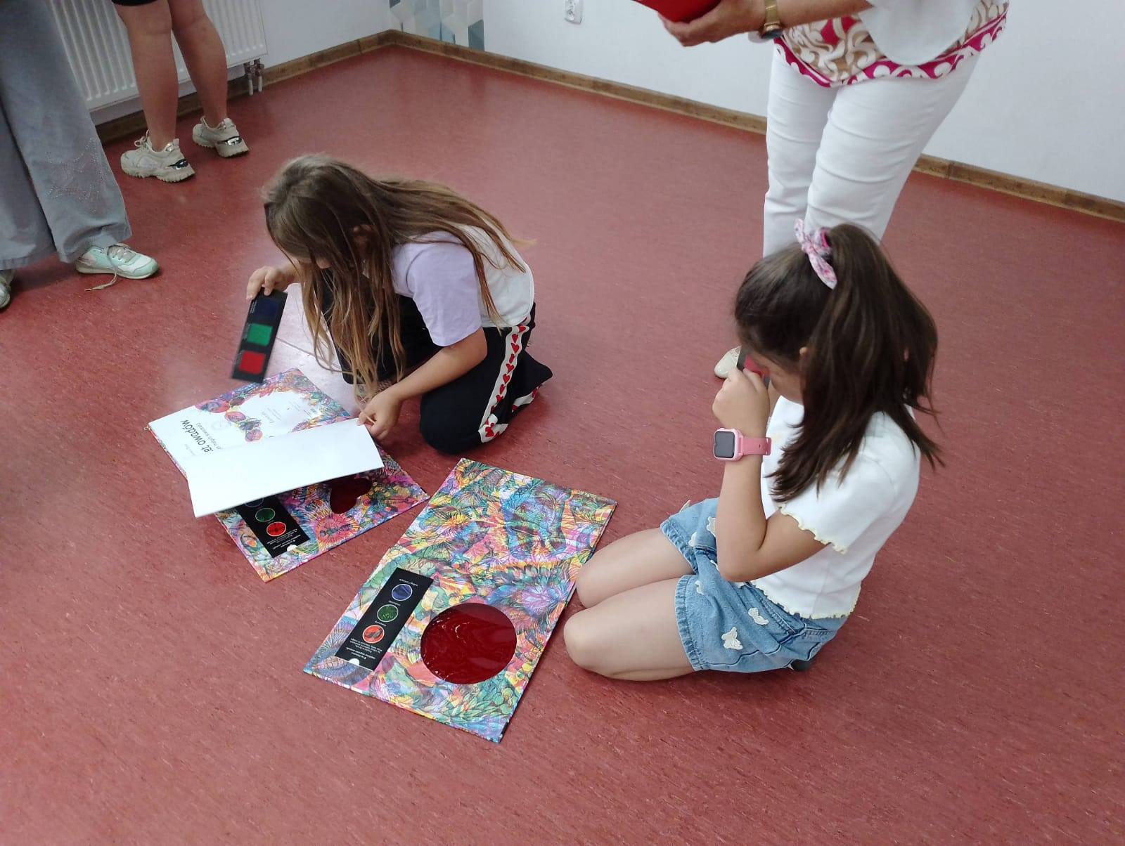 dziewczynki oglądają książki edukacyjno-kreatywne