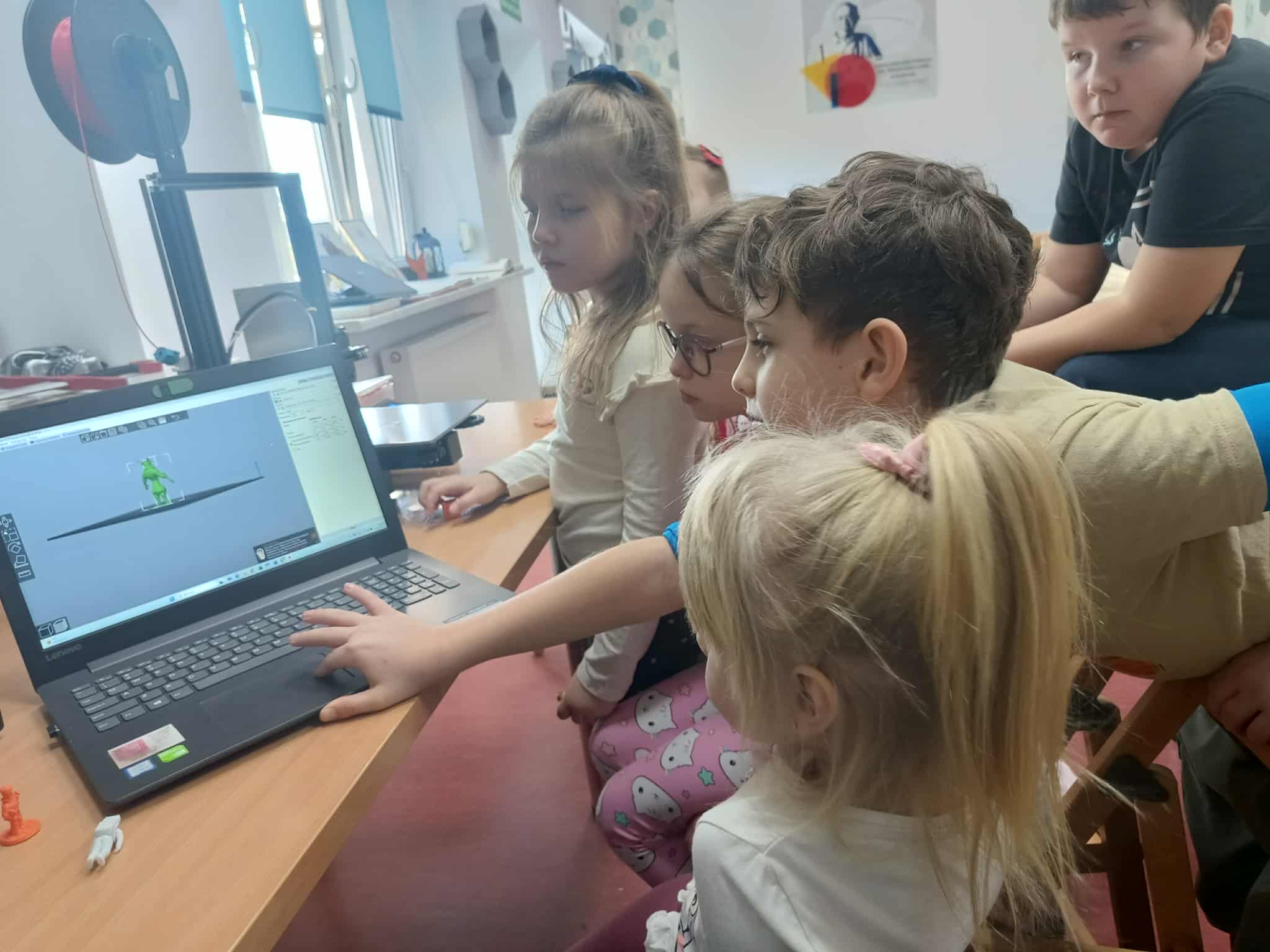 dzieci w grupie poznają program do modelowania druku 3d