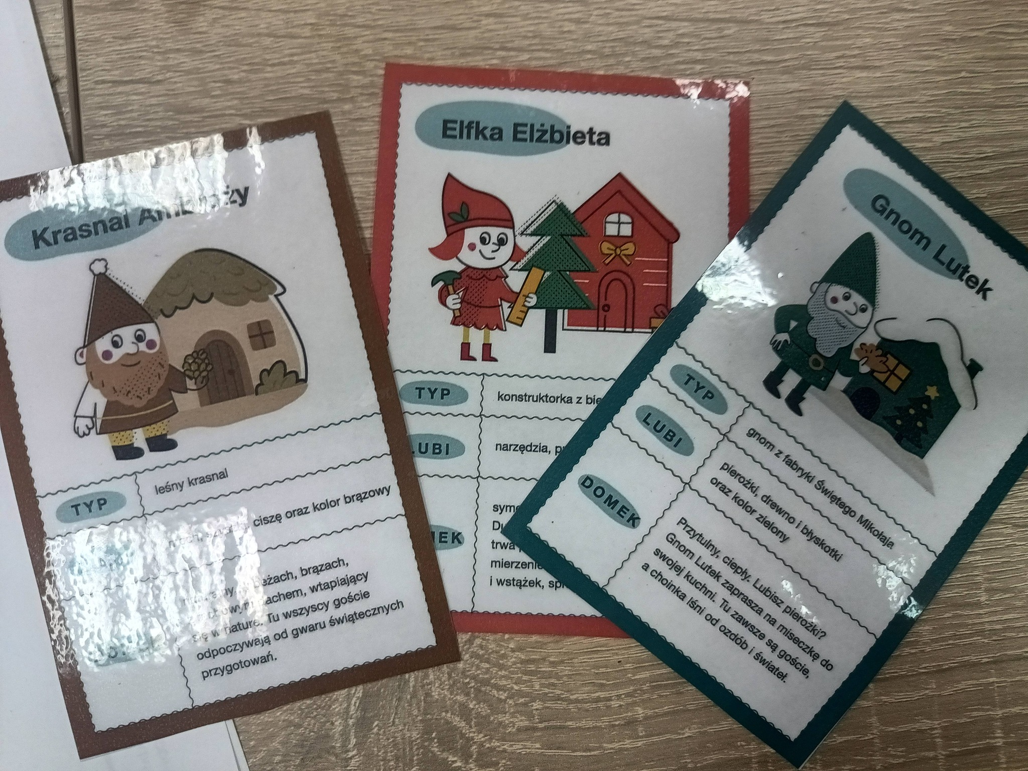 trzy karty opisów świątecznych stworzeń