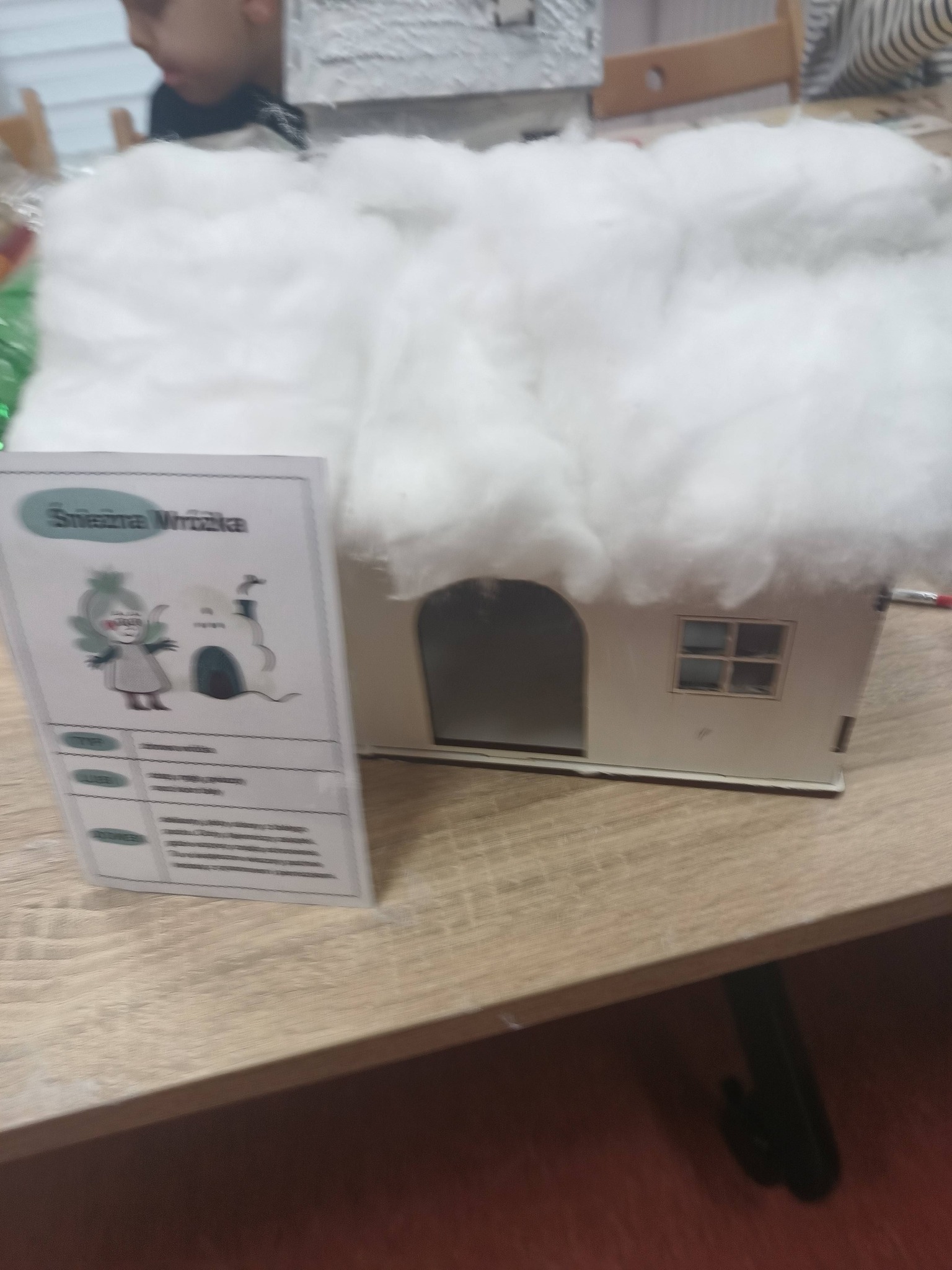 praca dziecka domek z puchowym dachem