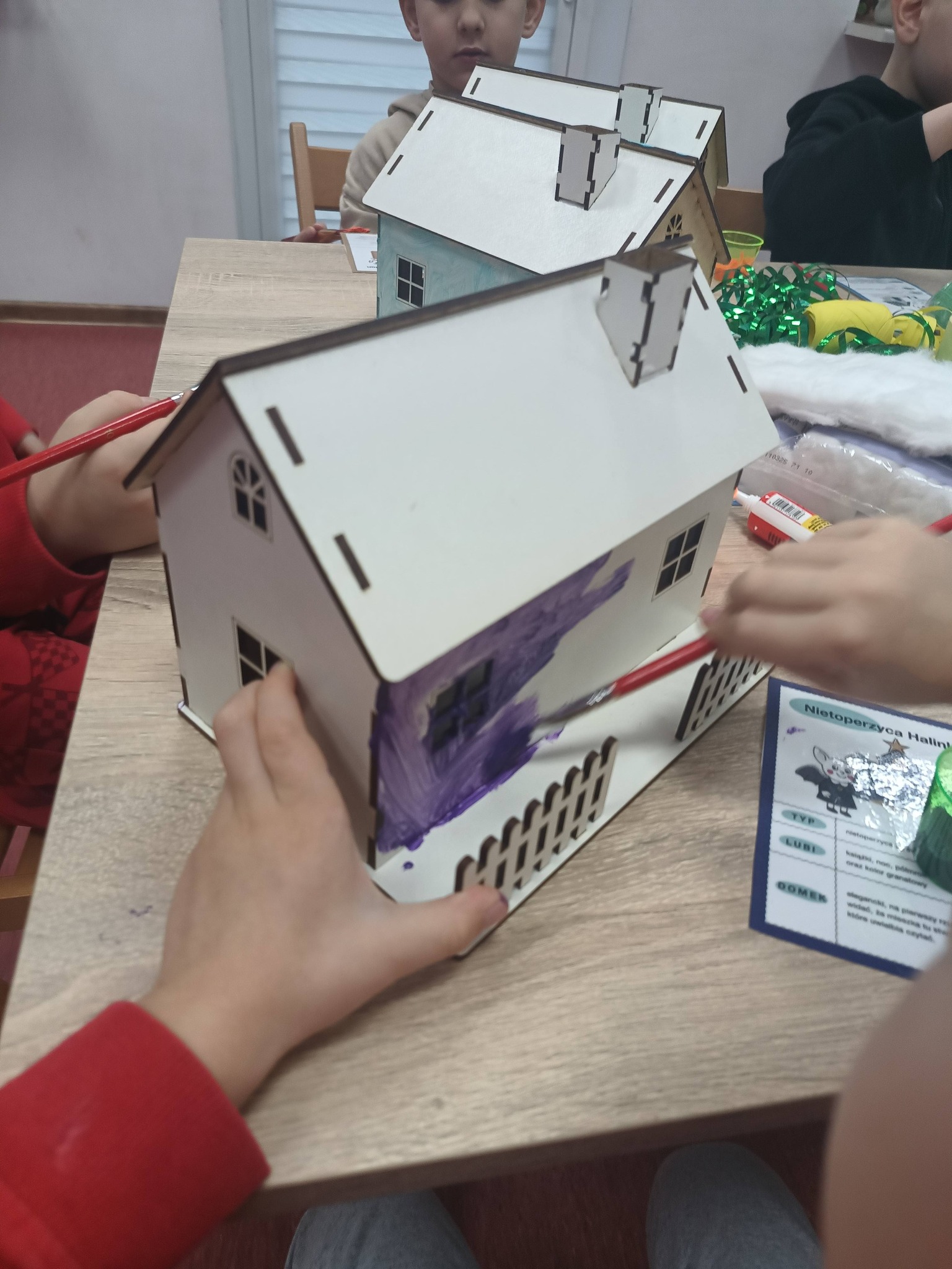 dziecko składające domek