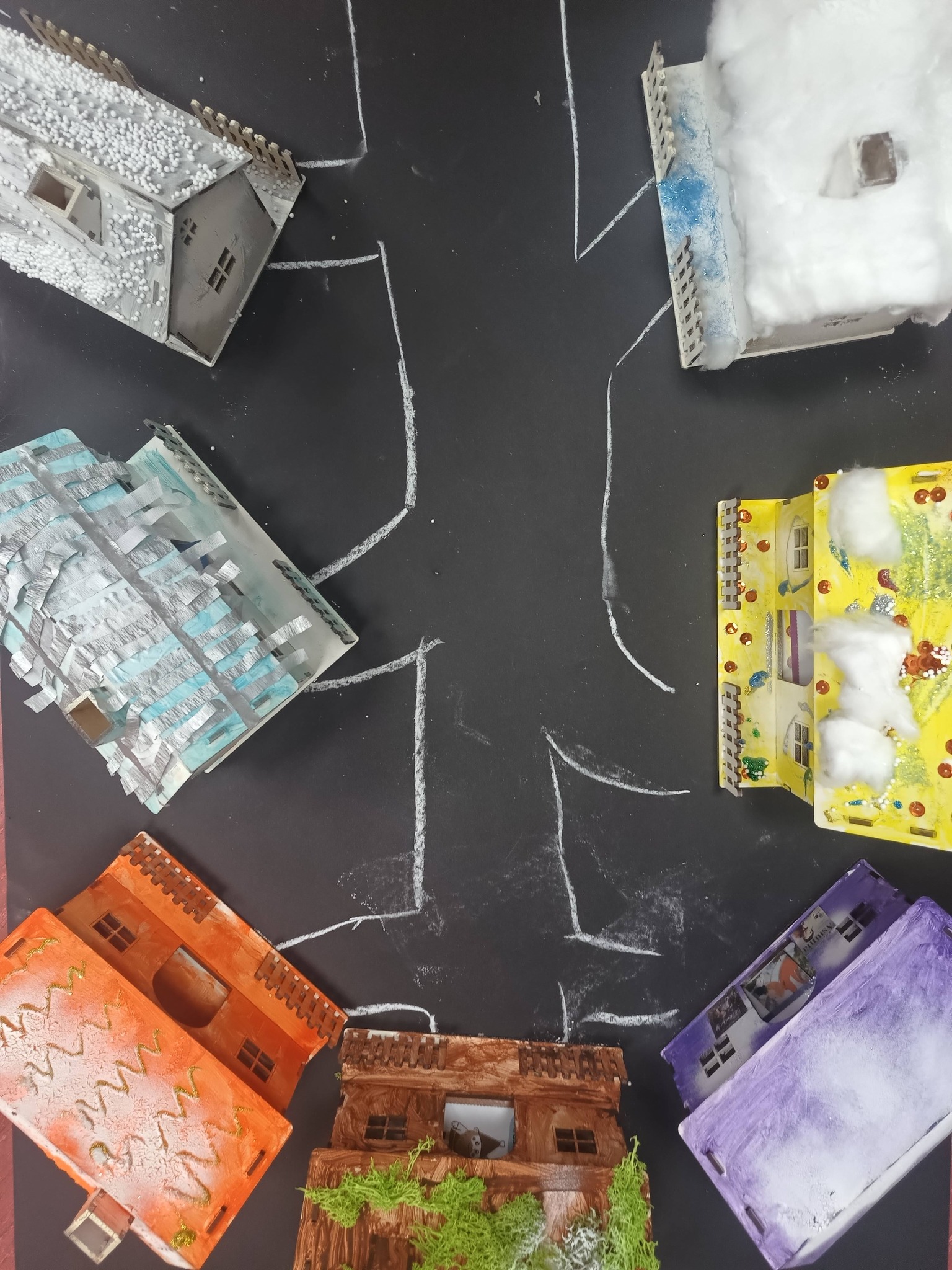 prace dzieci ustawione na narysowanej drodze