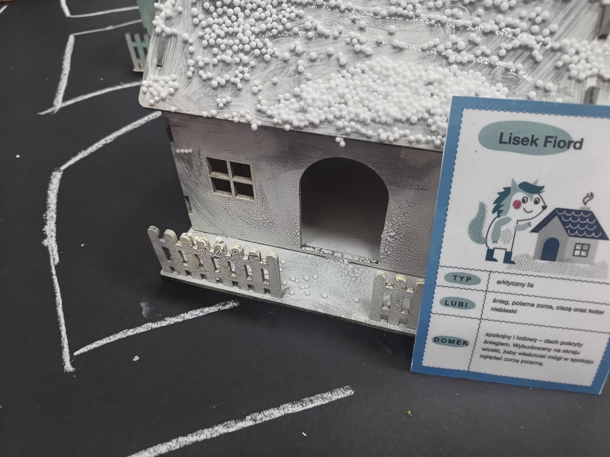 gotowa praca dzieck, domek ze sztucznym śniegiem