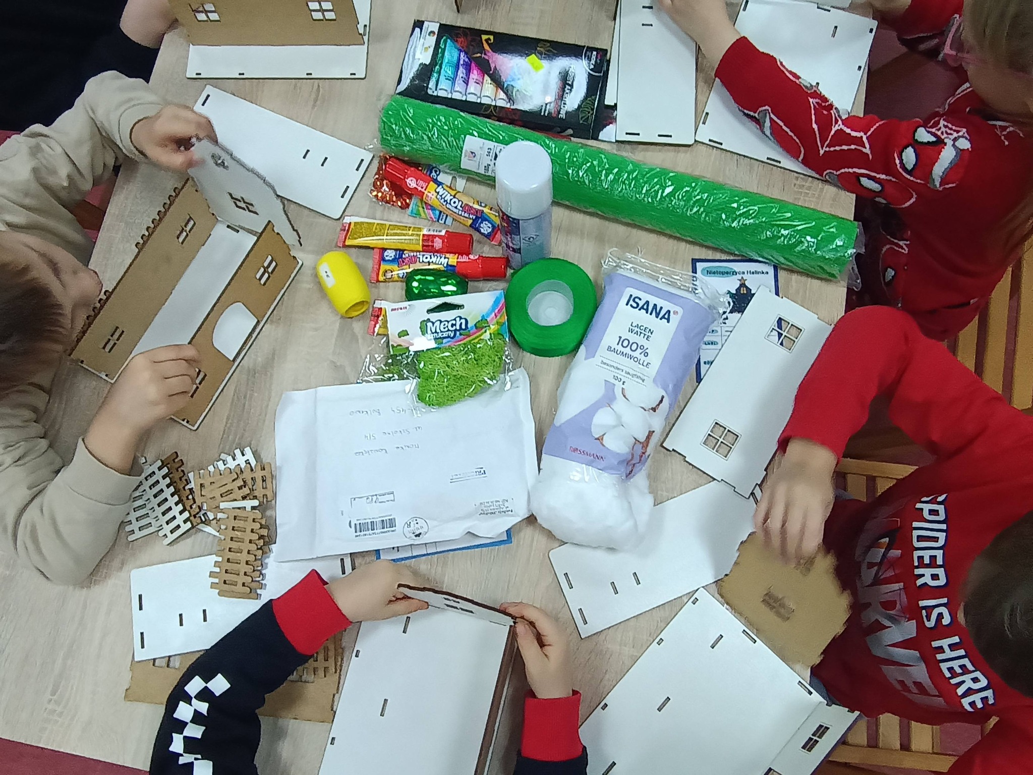 dzieci projektują ozdoby do swoich domków