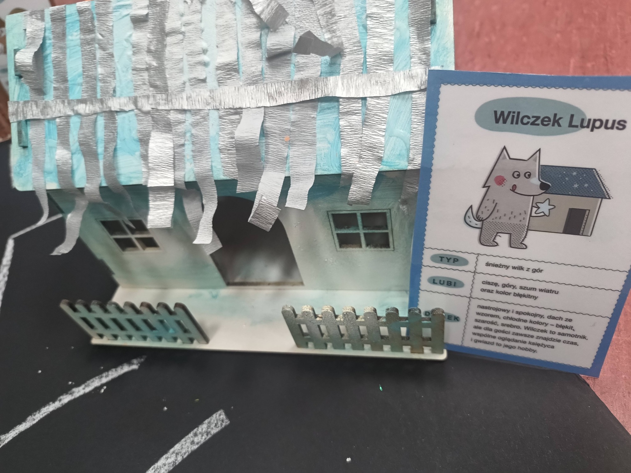 gotowa praca dziecka domek z bibułą na dachu