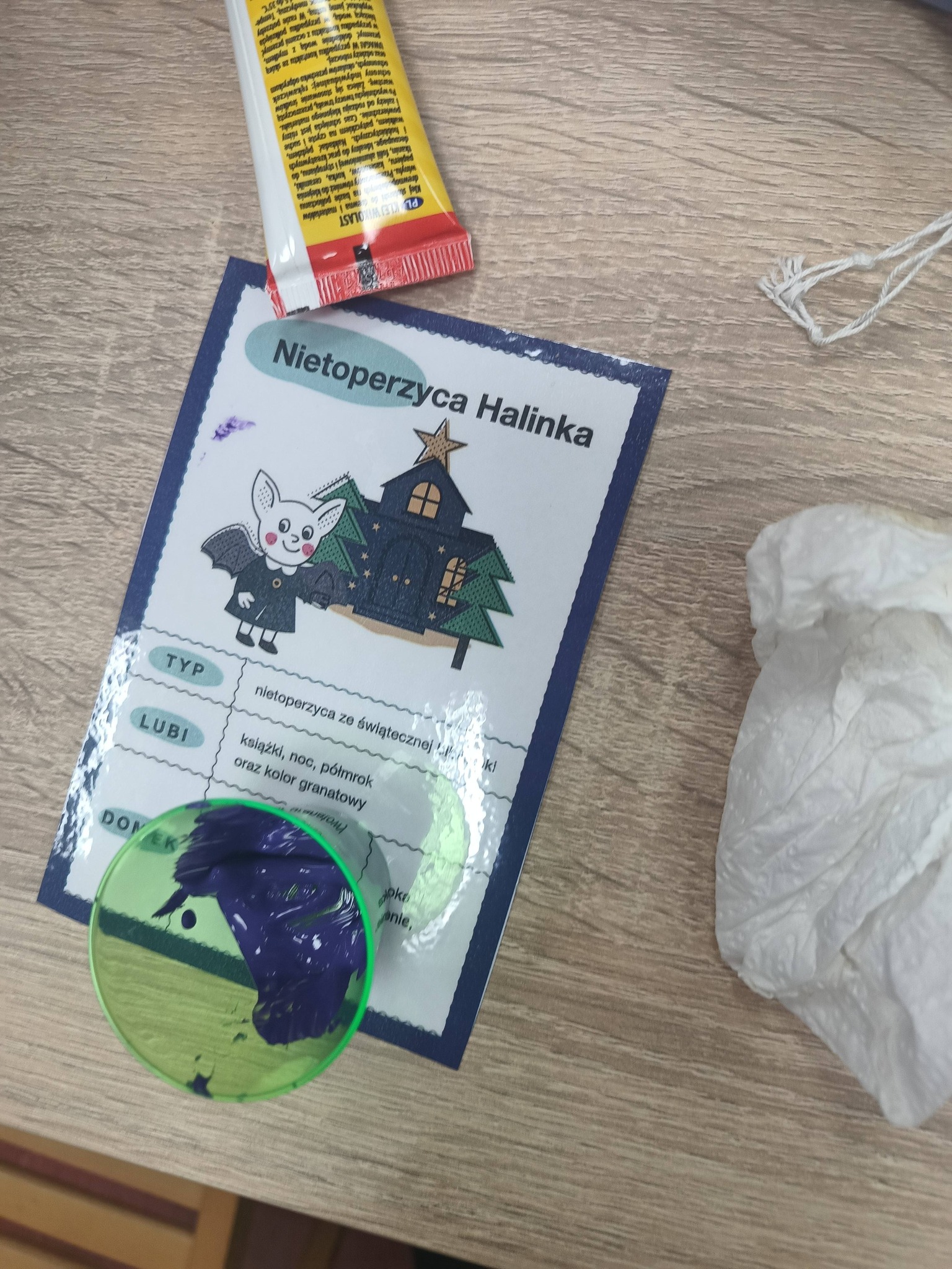 jedna karta charakterystyki Świątecznego Stworzenia