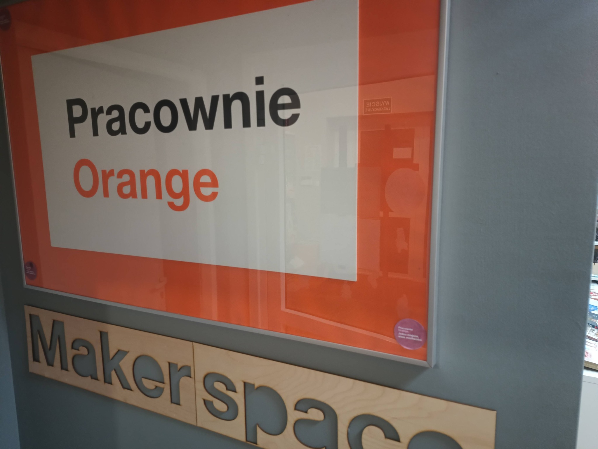 tablica z napisem Pracownia Orange