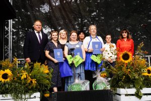 na zdjęciu znajdują się laureaci konkursu
