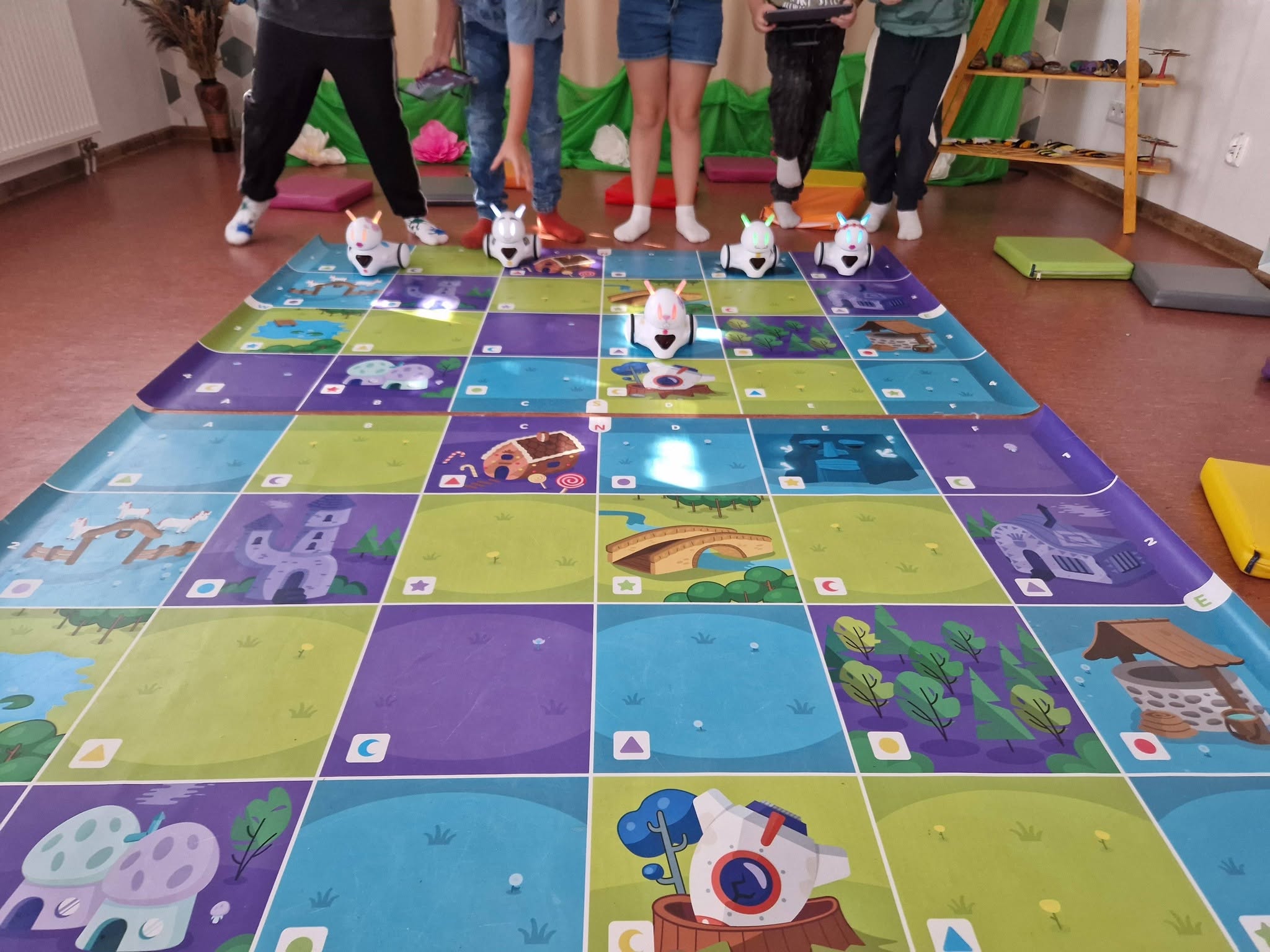 Na zdjęciu znajdują się roboty photon podczas warsztatów w pracowni.