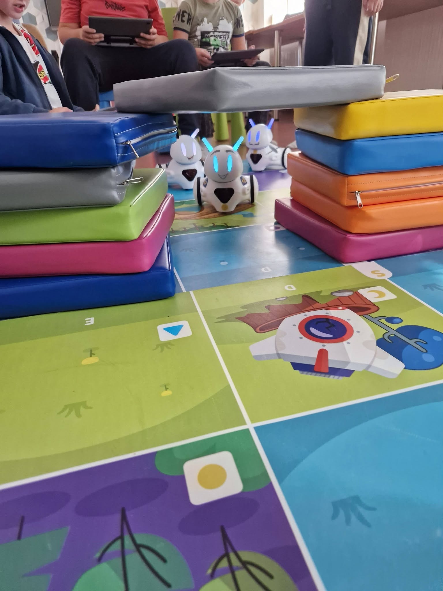 Na zdjęciu znajdują się roboty Photon.