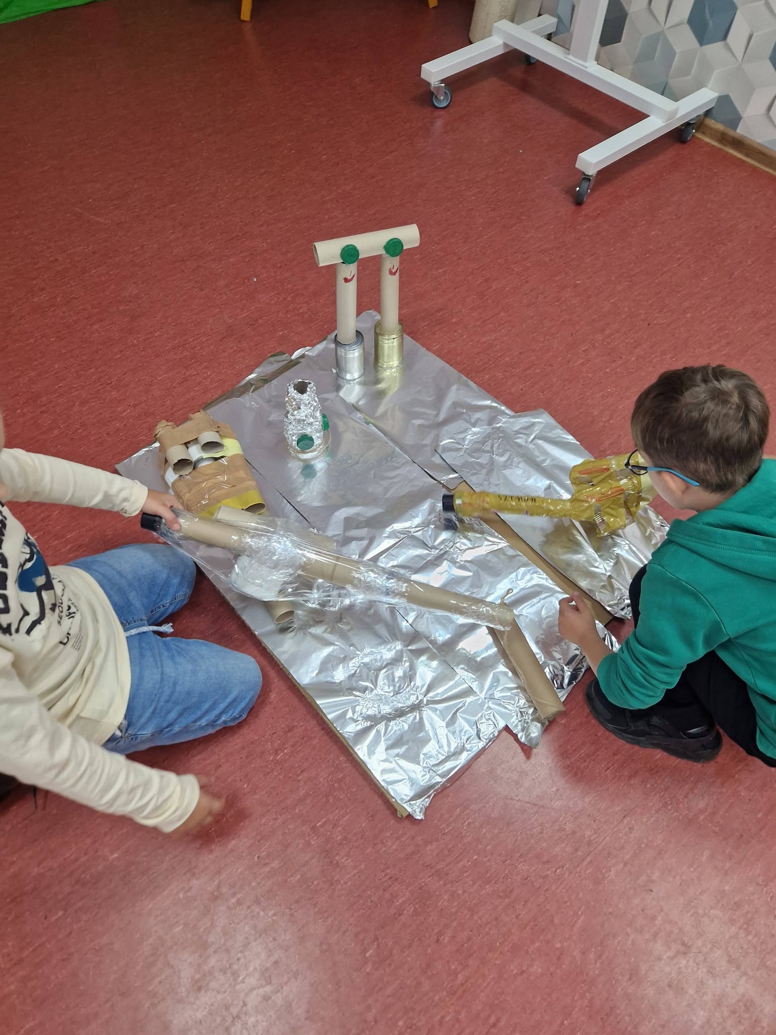 Zdjęcie przedstawia warsztaty z recyklingu.