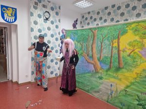 Zdjęcie przedstawia aktorów, którzy przedstawiają ekologiczny spektakl dla dzieci.