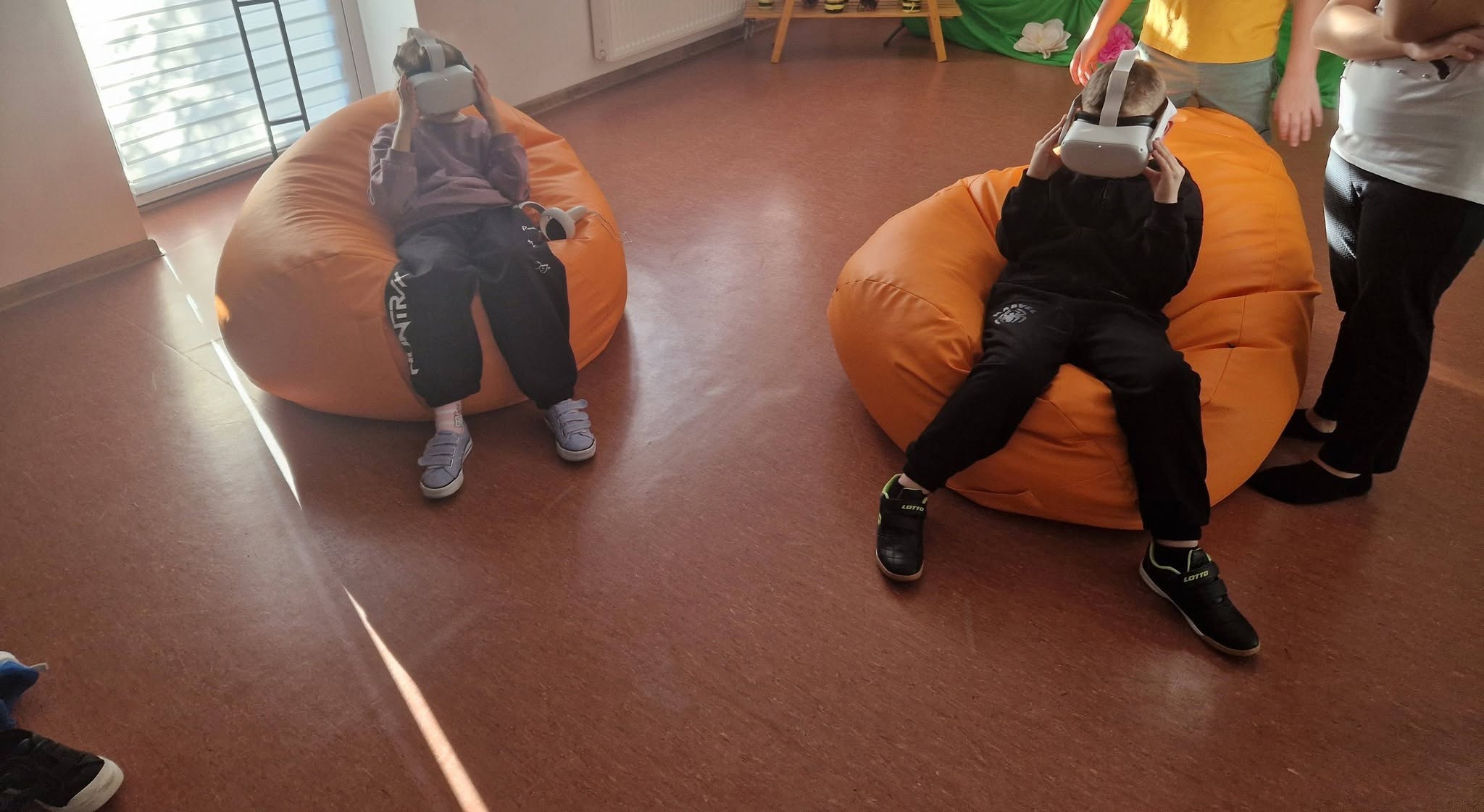 Zdjęcie przedstawia uczestników warsztatów, którzy mają założone google vr.