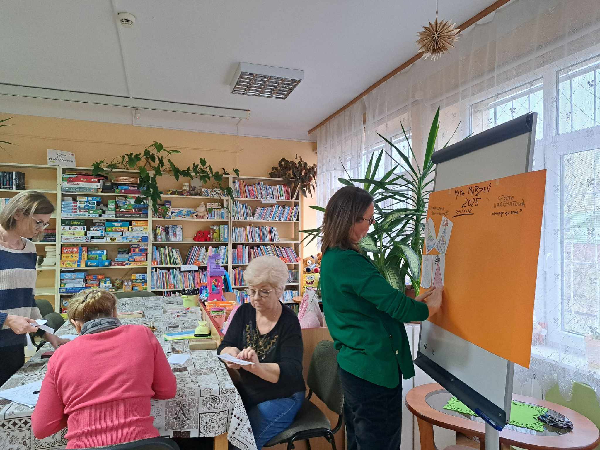 Cztery kobiety tworzą mapę marzeń Pracowni Orange.