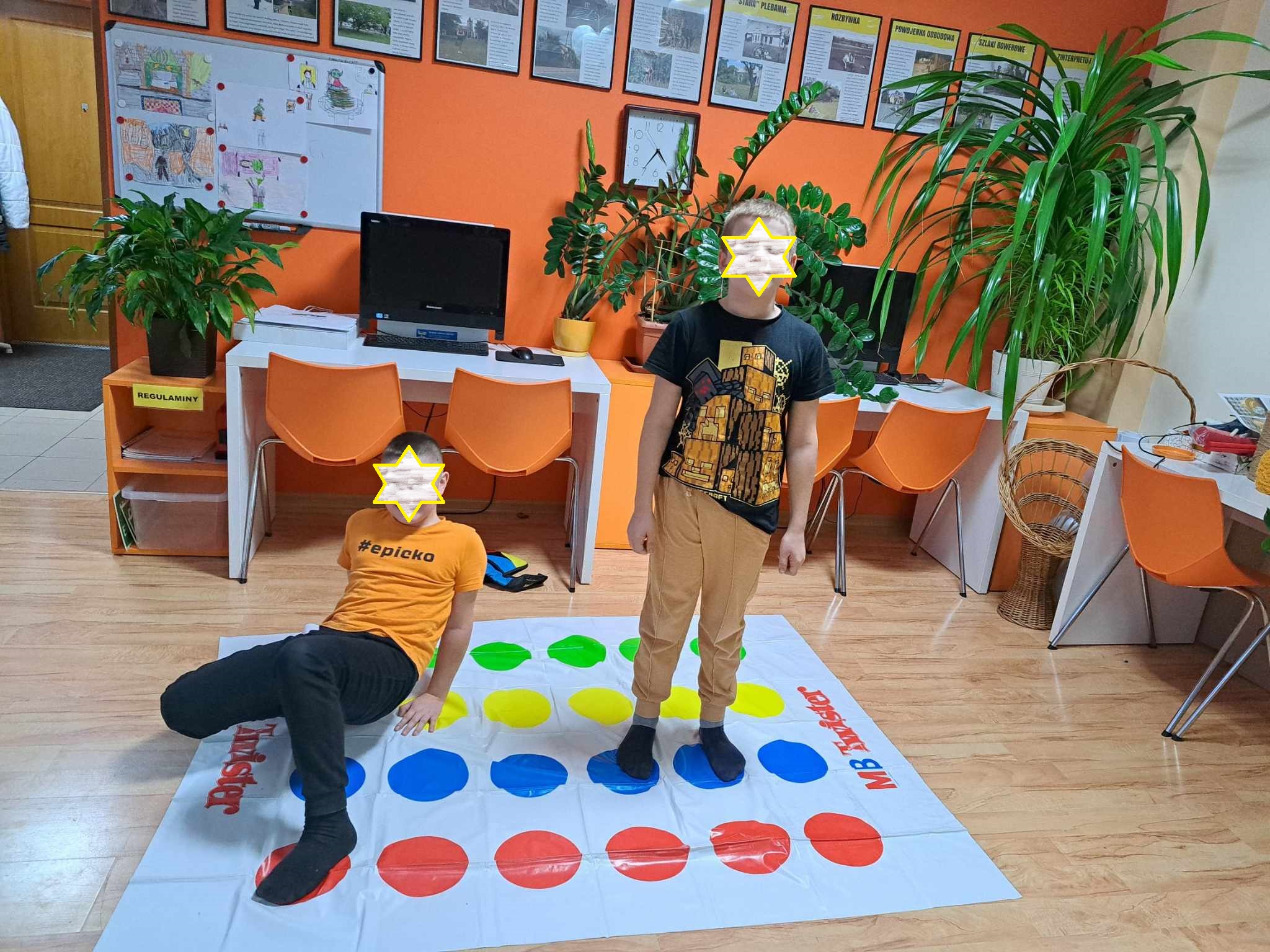 Uczestnicy rozgrywek gier planszowych podczas zabawy.