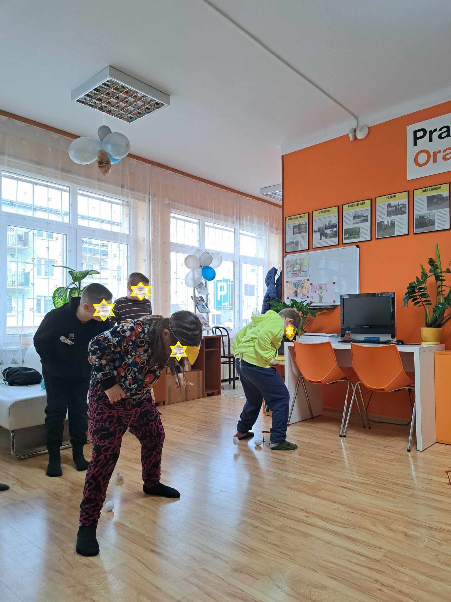 Uczestnicy rozgrywek gier planszowych podczas zabawy.