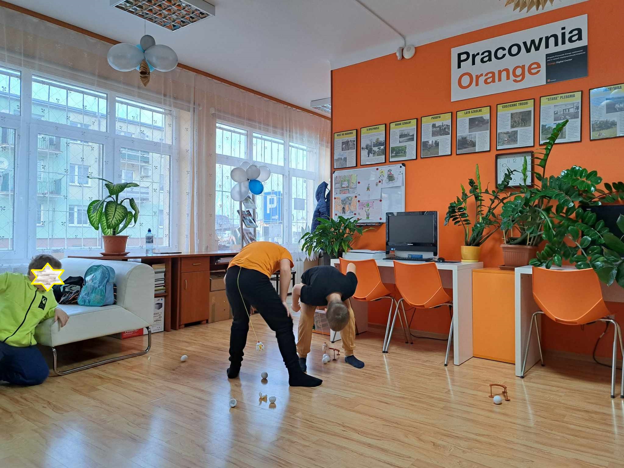 Uczestnicy rozgrywek gier planszowych podczas zabawy.