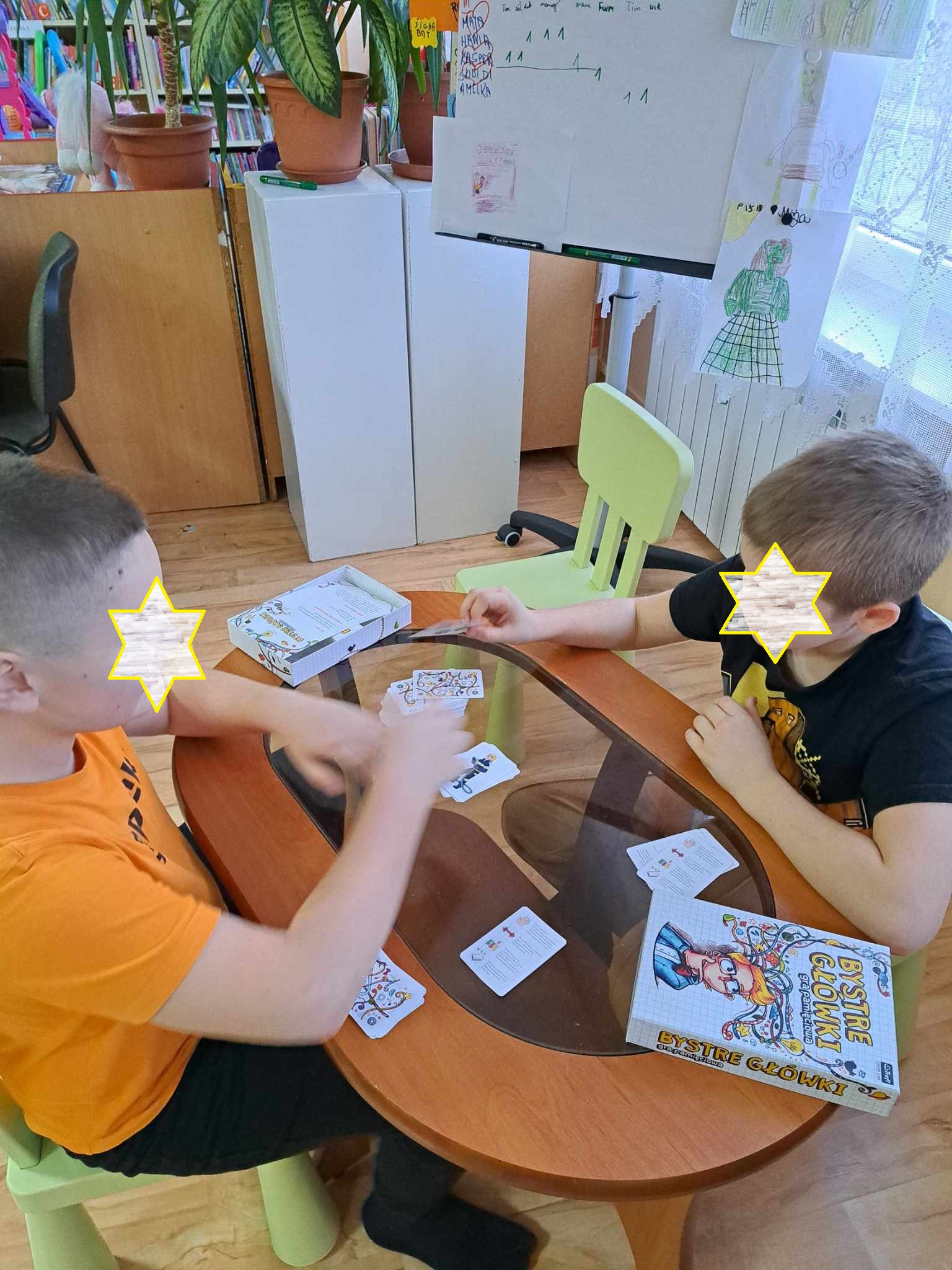 Dzieci grają w gry planszowe.