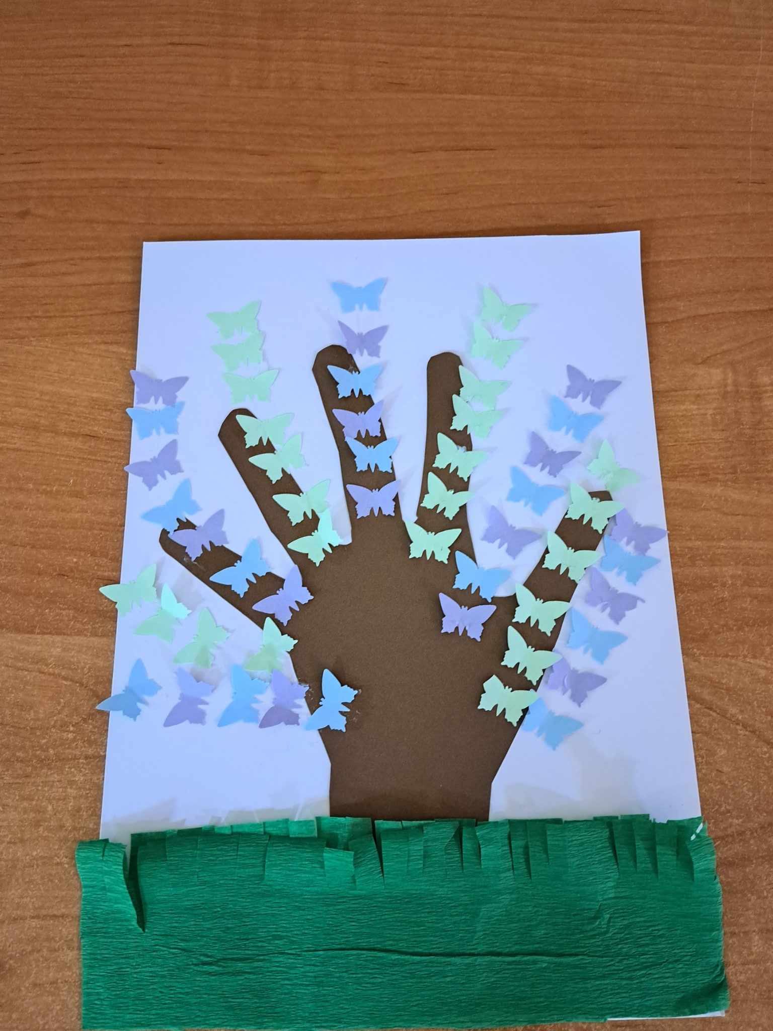 Praca plastyczna przedstawiająca motyle wycięte z papieru.
