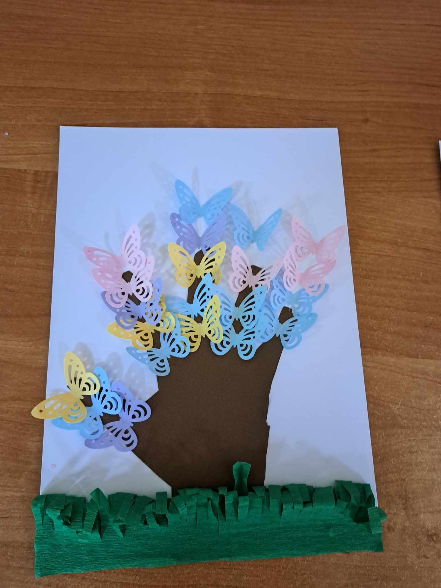 Praca plastyczna przedstawiająca motyle wycięte z papieru.