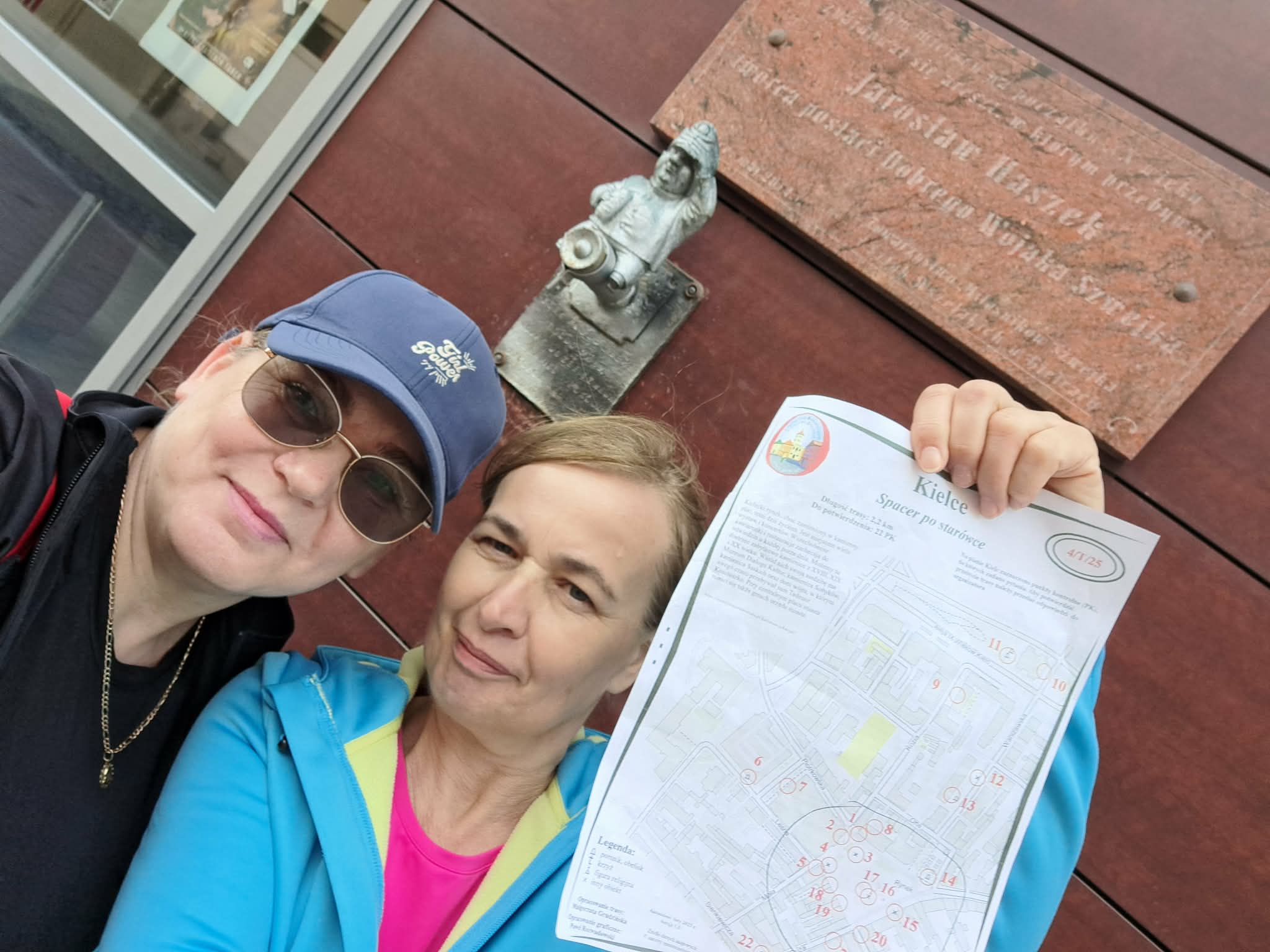 Na zdjęciu dwie panie pokazują kartę TRInO